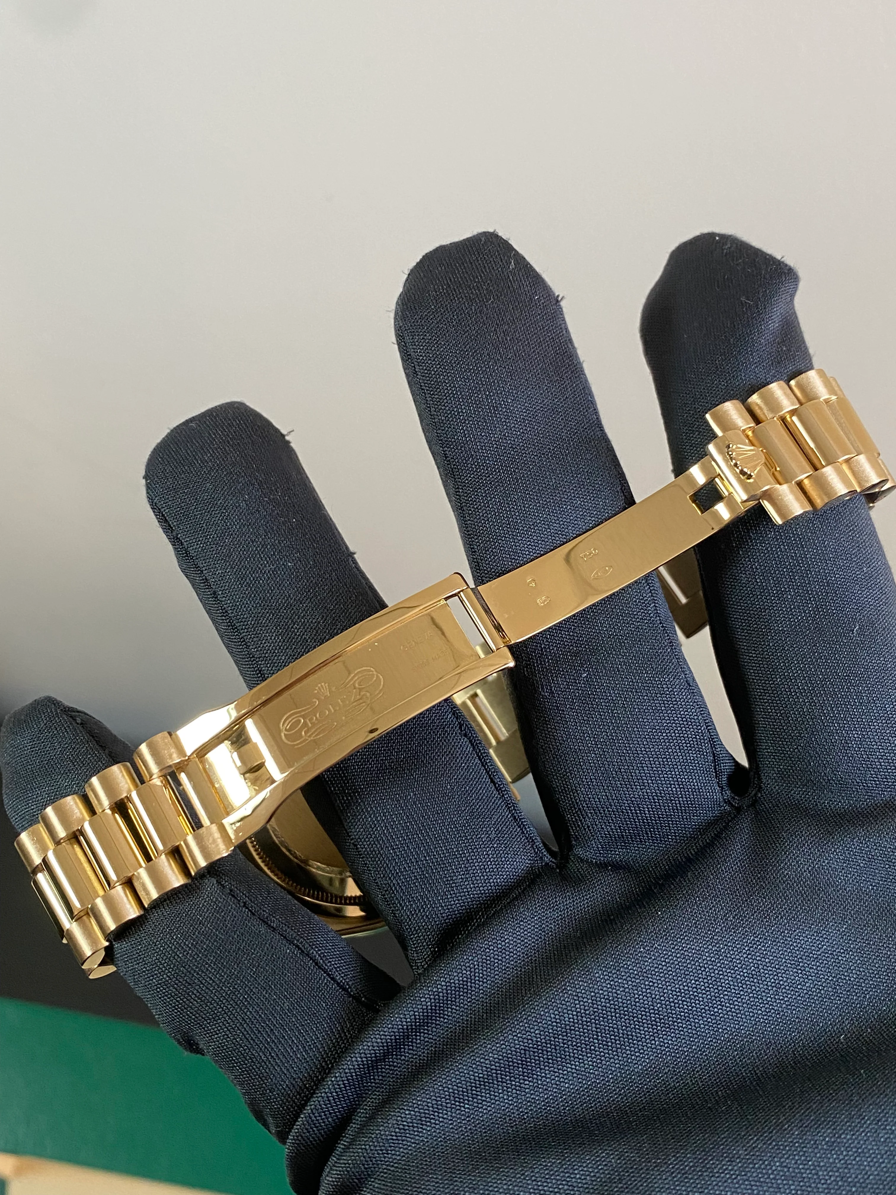 Rolex Yellow Gold Day-Date 36 - M serial - Fluted Bezel - Silver Index Dial - President Bracelet - 118238