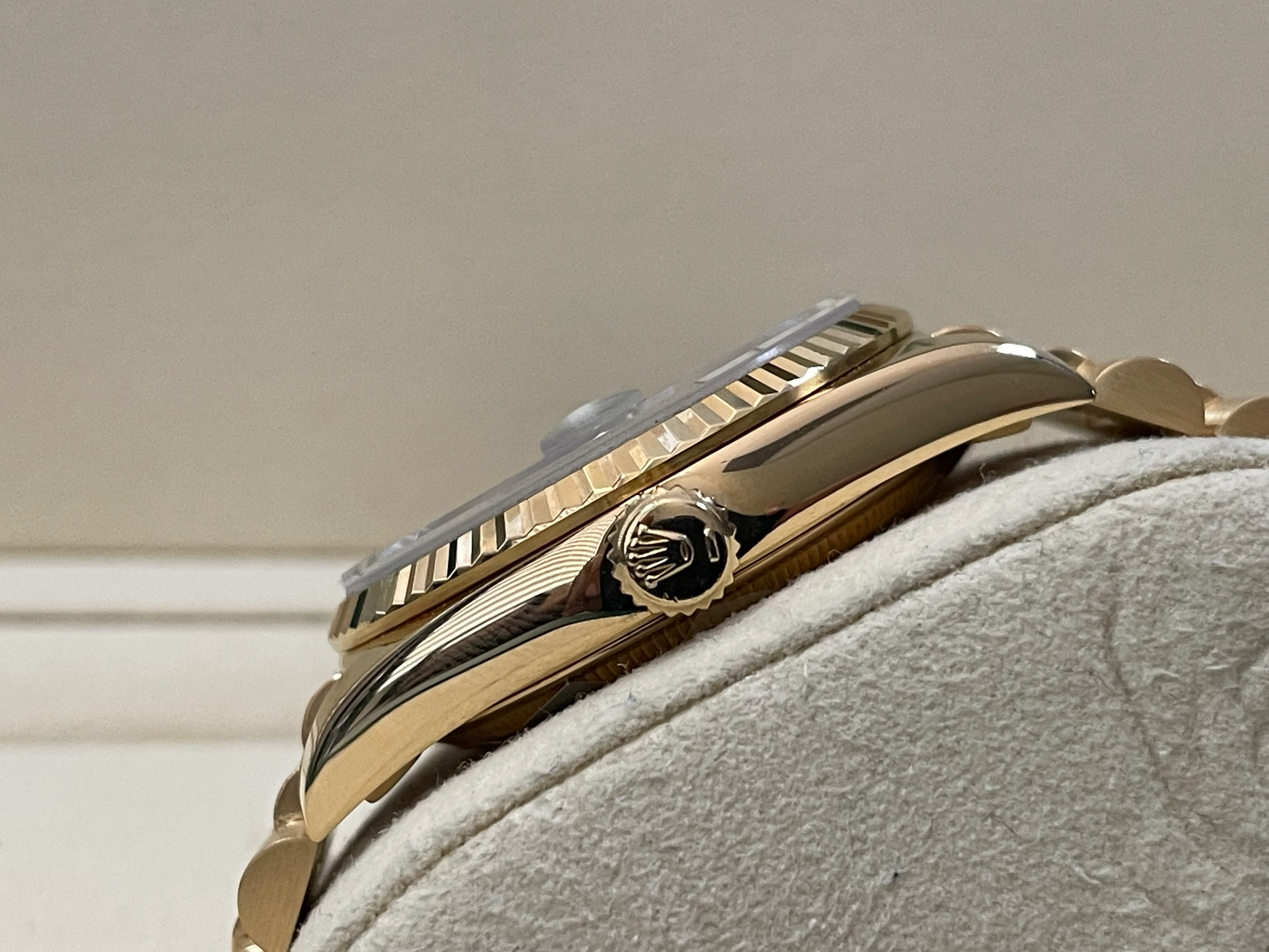 Rolex Yellow Gold Day-Date 36 - Fluted Bezel - Factory Blue Vignette Diamond Dial - President Bracelet - 18238