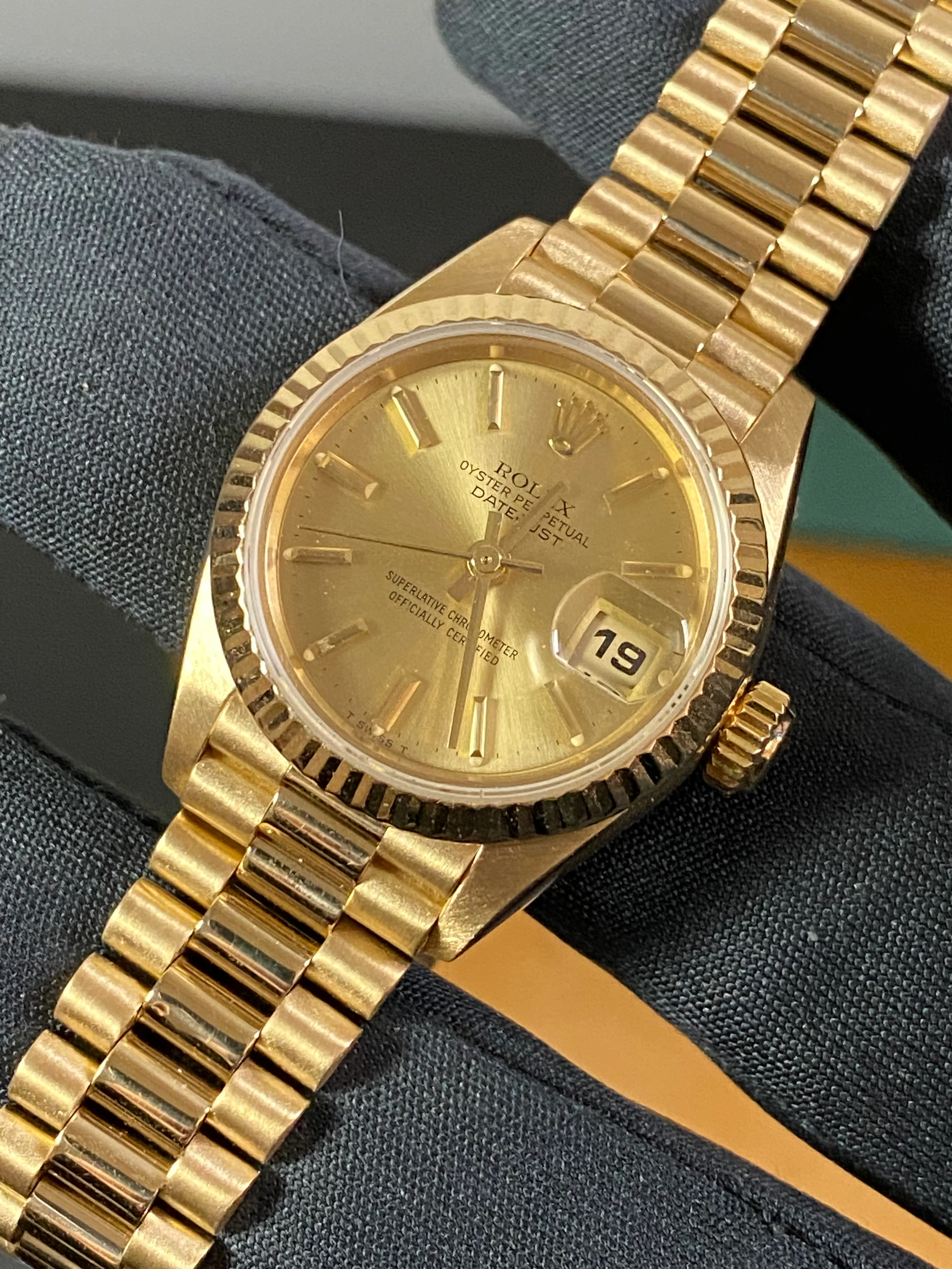 Rolex Yellow Gold Lady-Datejust 26 - W Serial - Fluted Bezel - Champagne Index Dial - President Bracelet - 69178