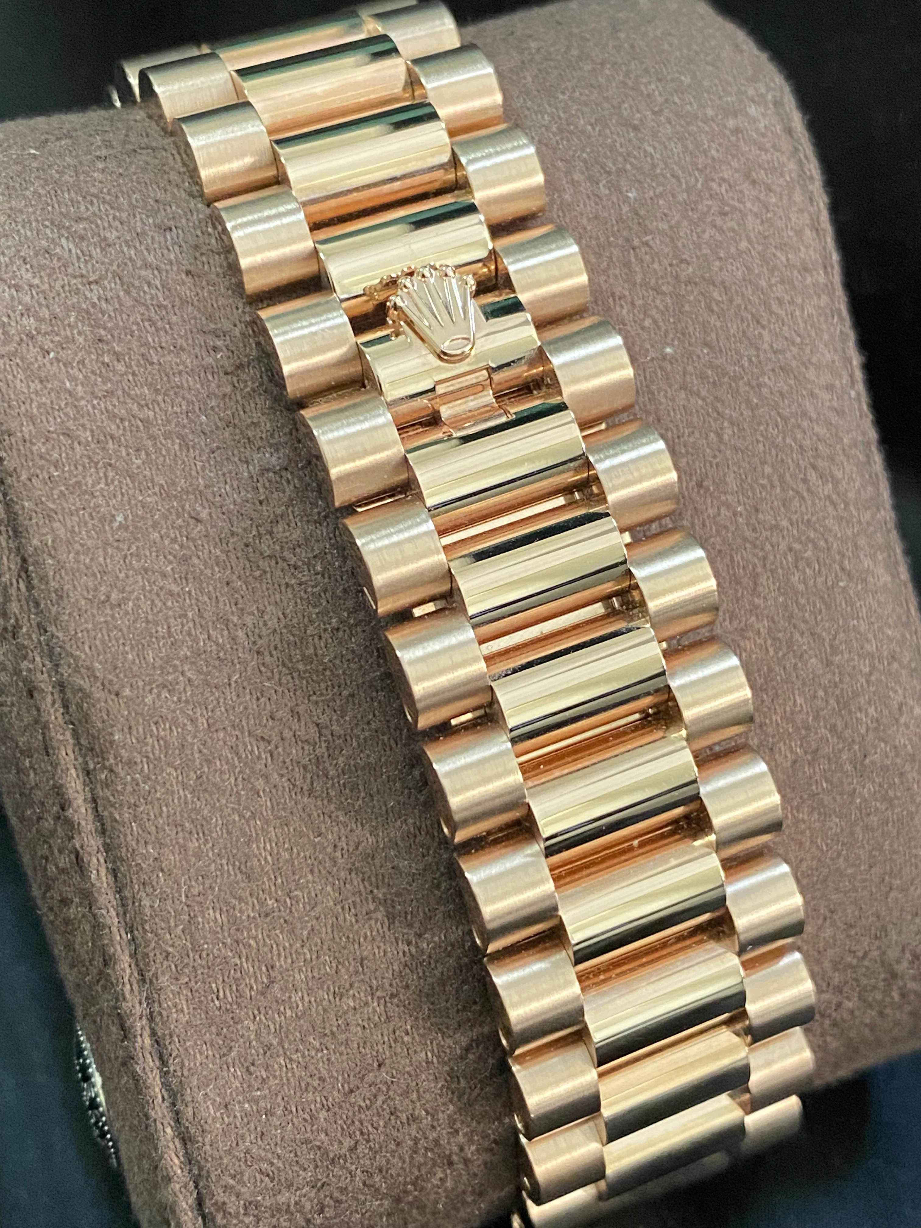 Rolex Everose Gold Day-Date 40 - 2022 - Fluted Bezel - Eisenkiesel Dial - President Bracelet - 228235 *FULL SET*