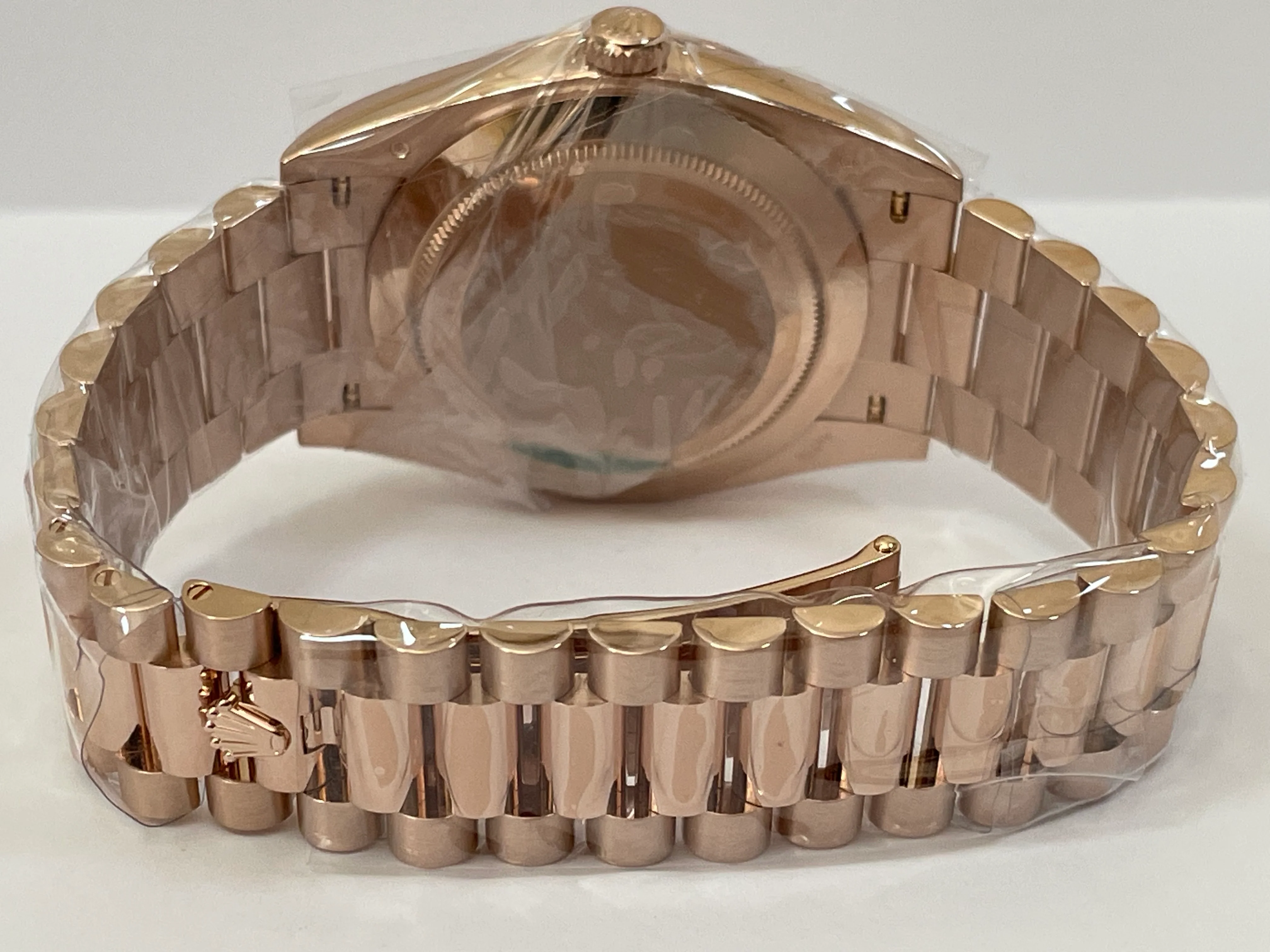 Rolex Everose Gold Day-Date 40 - 2023 - Fluted Bezel - Sundust Bevelled Roman Dial - President Bracelet - 228235