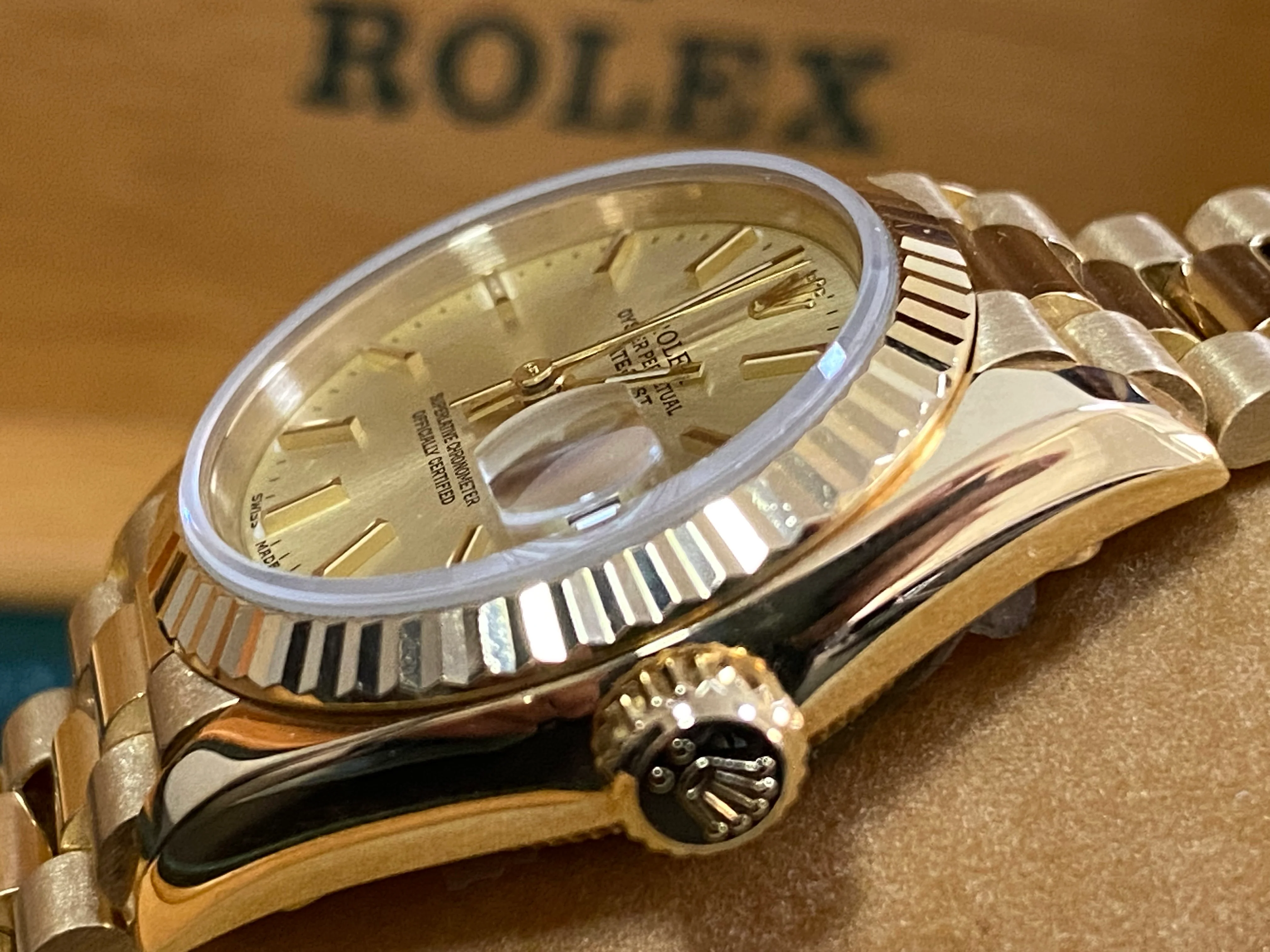 Rolex Yellow Gold Lady-Datejust 26 - L Serial - Fluted Bezel - Champagne Index Dial - President Bracelet - 69178