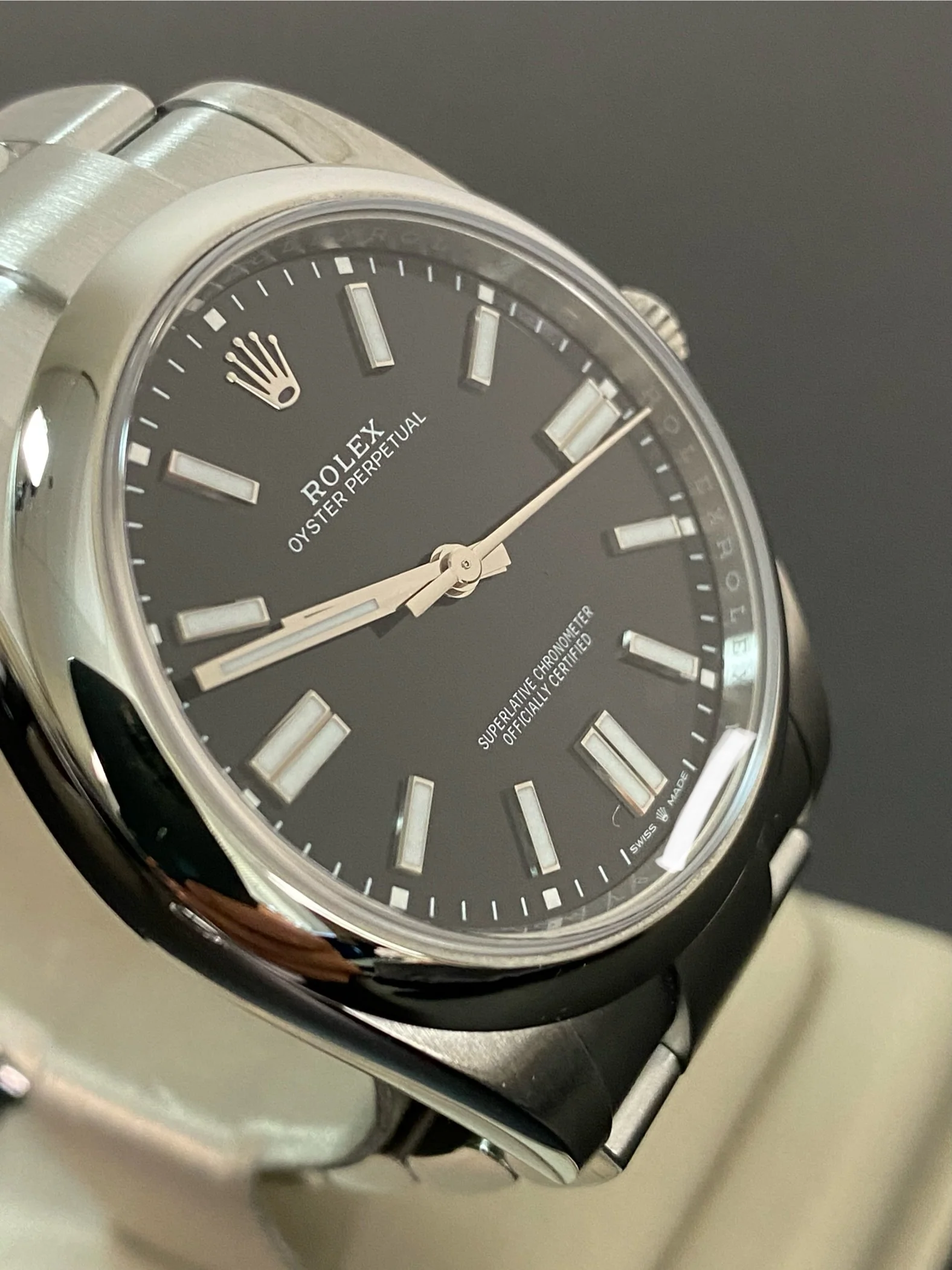 Rolex Oyster Perpetual 41 - 2024 - Domed Bezel - Black Index Dial - Oyster Bracelet - 124300 *FULL SET*