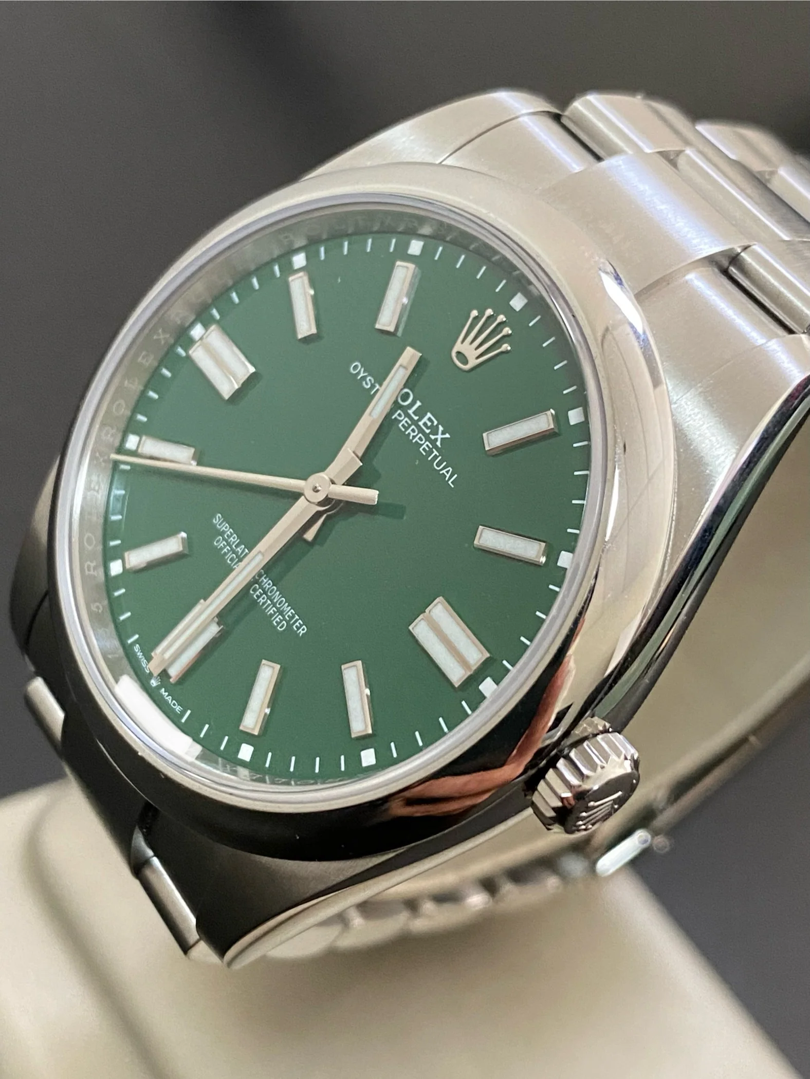 Rolex Oyster Perpetual 41 - 2024 - Domed Bezel - Green Index Dial - Oyster Bracelet - 124300 *COMPLETE SET*