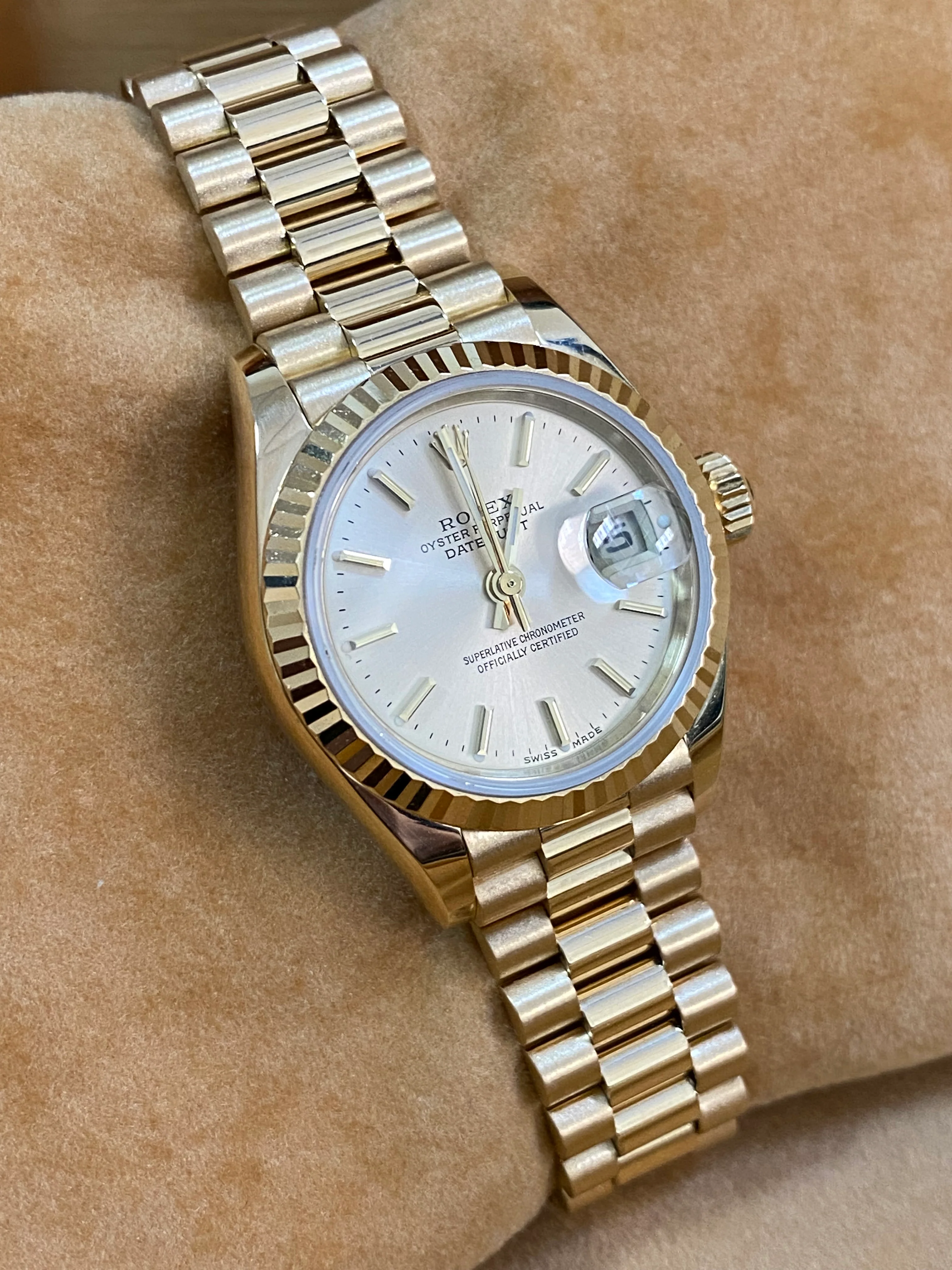 Rolex Yellow Gold Lady-Datejust 26 - L Serial - Fluted Bezel - Champagne Index Dial - President Bracelet - 69178