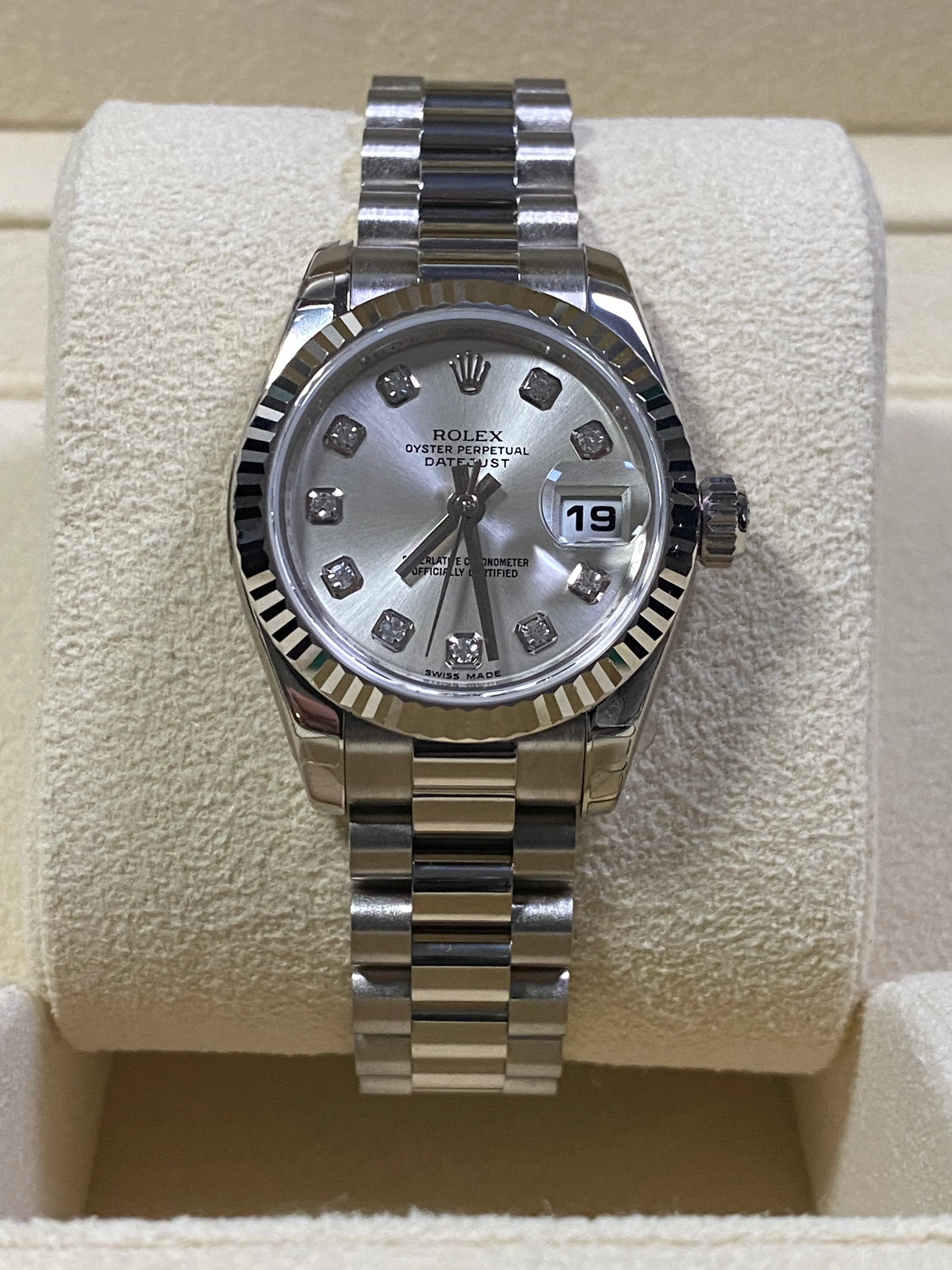 Rolex White Gold Lady-Datejust 26 - Fluted Bezel - Silver Diamond Dial - President Bracelet - 179179