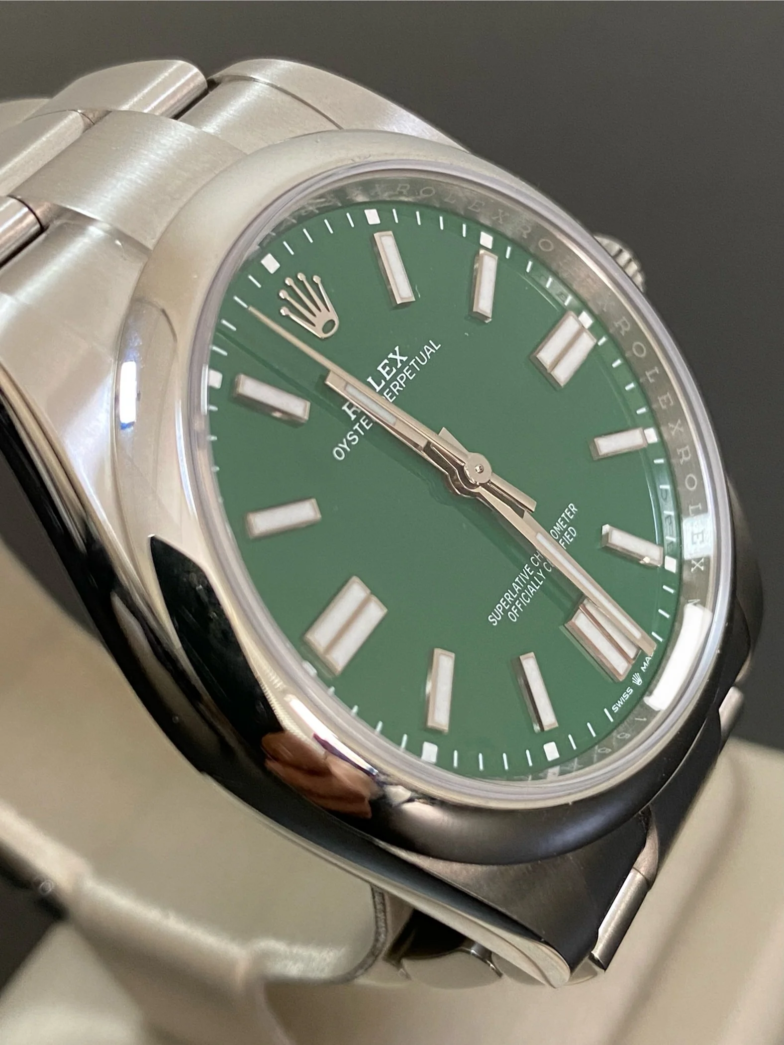 Rolex Oyster Perpetual 41 - 2024 - Domed Bezel - Green Index Dial - Oyster Bracelet - 124300 *COMPLETE SET*