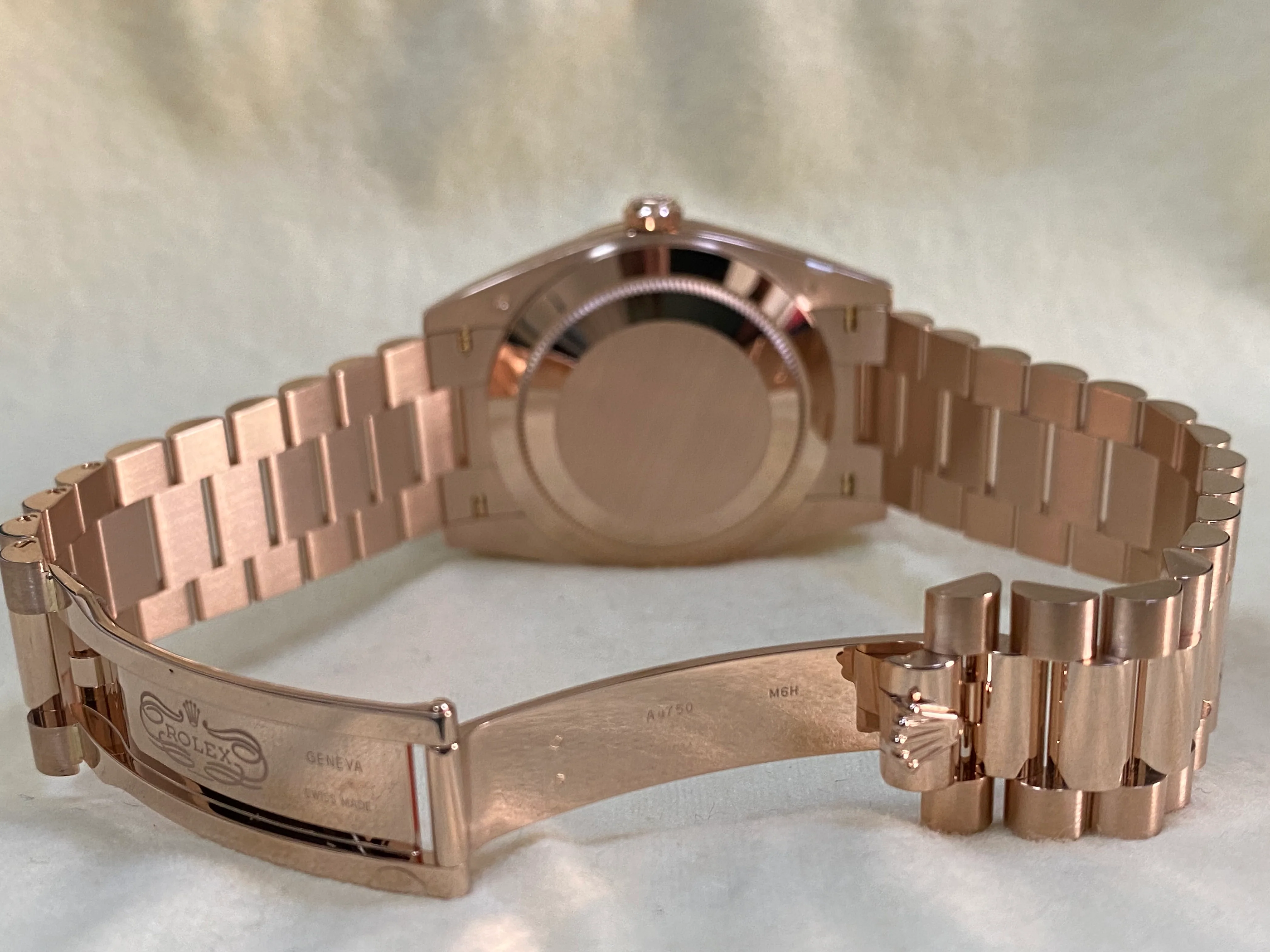 Rolex Everose Gold Day-Date 40 - 2023 - Fluted Bezel - Chocolate Baguette Diamond Dial - President Bracelet - 228235