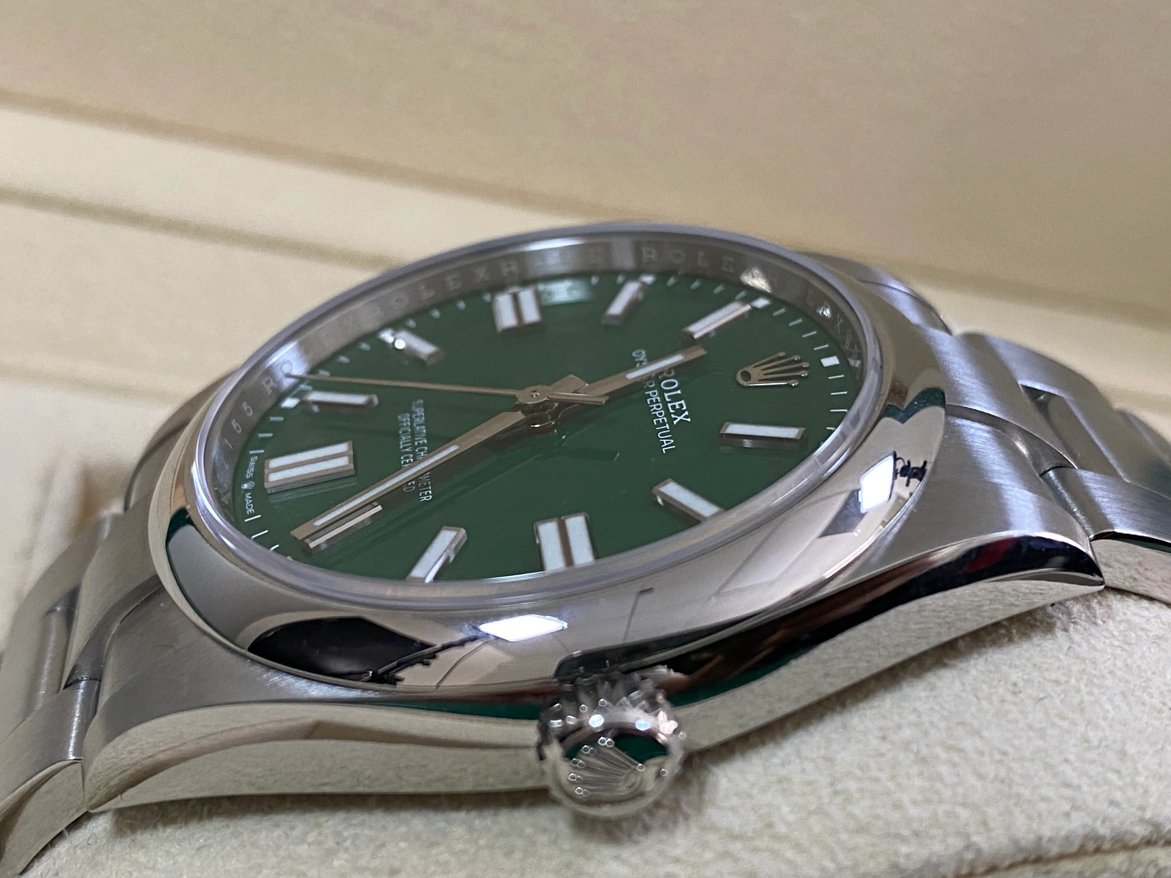 Rolex Oyster Perpetual 41 - 2024 - Domed Bezel - Green Index Dial - Oyster Bracelet - 124300 *COMPLETE SET*