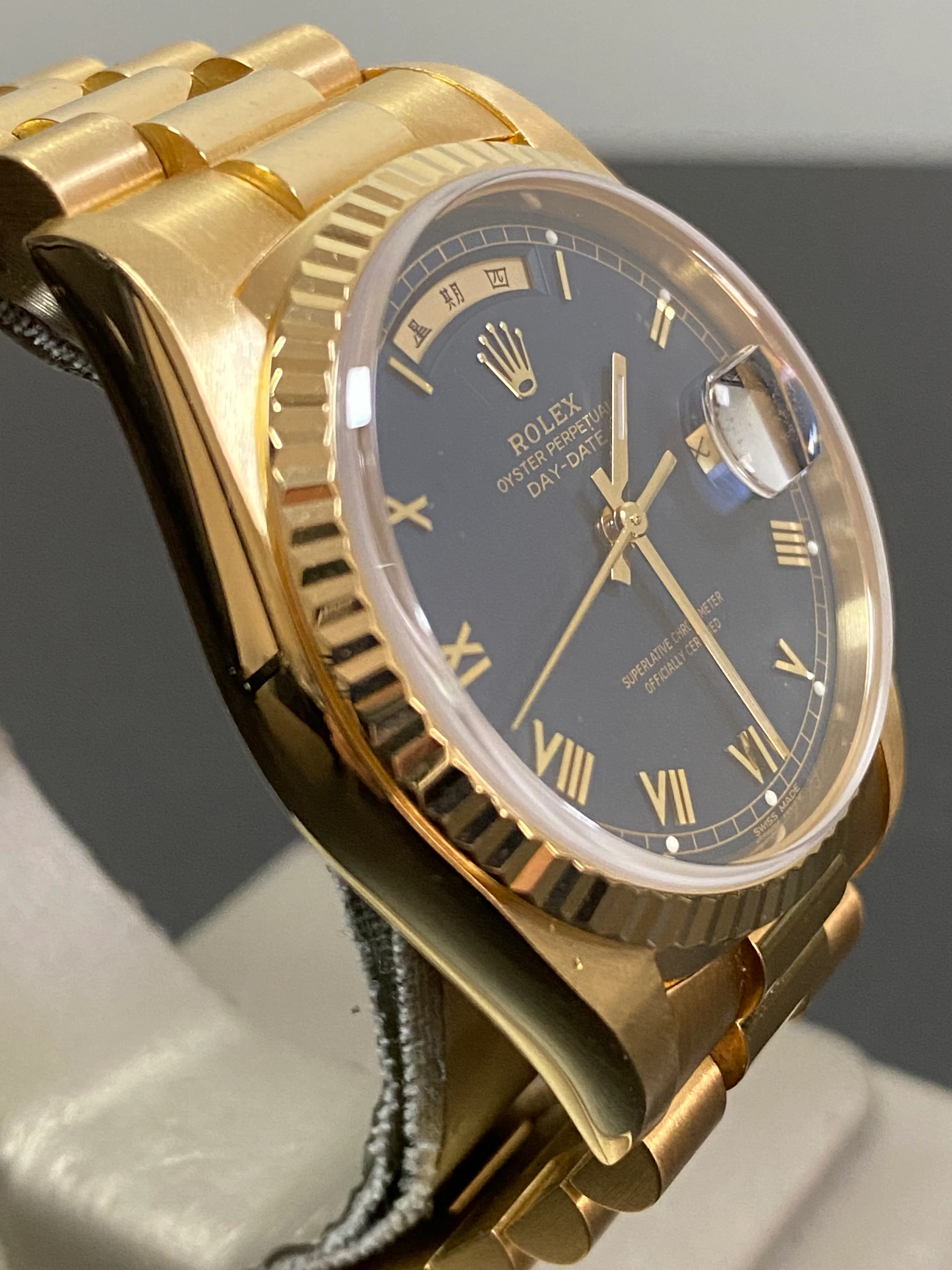 Rolex Yellow Gold Day-Date 36 - 1994 - Fluted Bezel - Blue Roman Dial - Mandarin Day&Date - President Bracelet - 18238