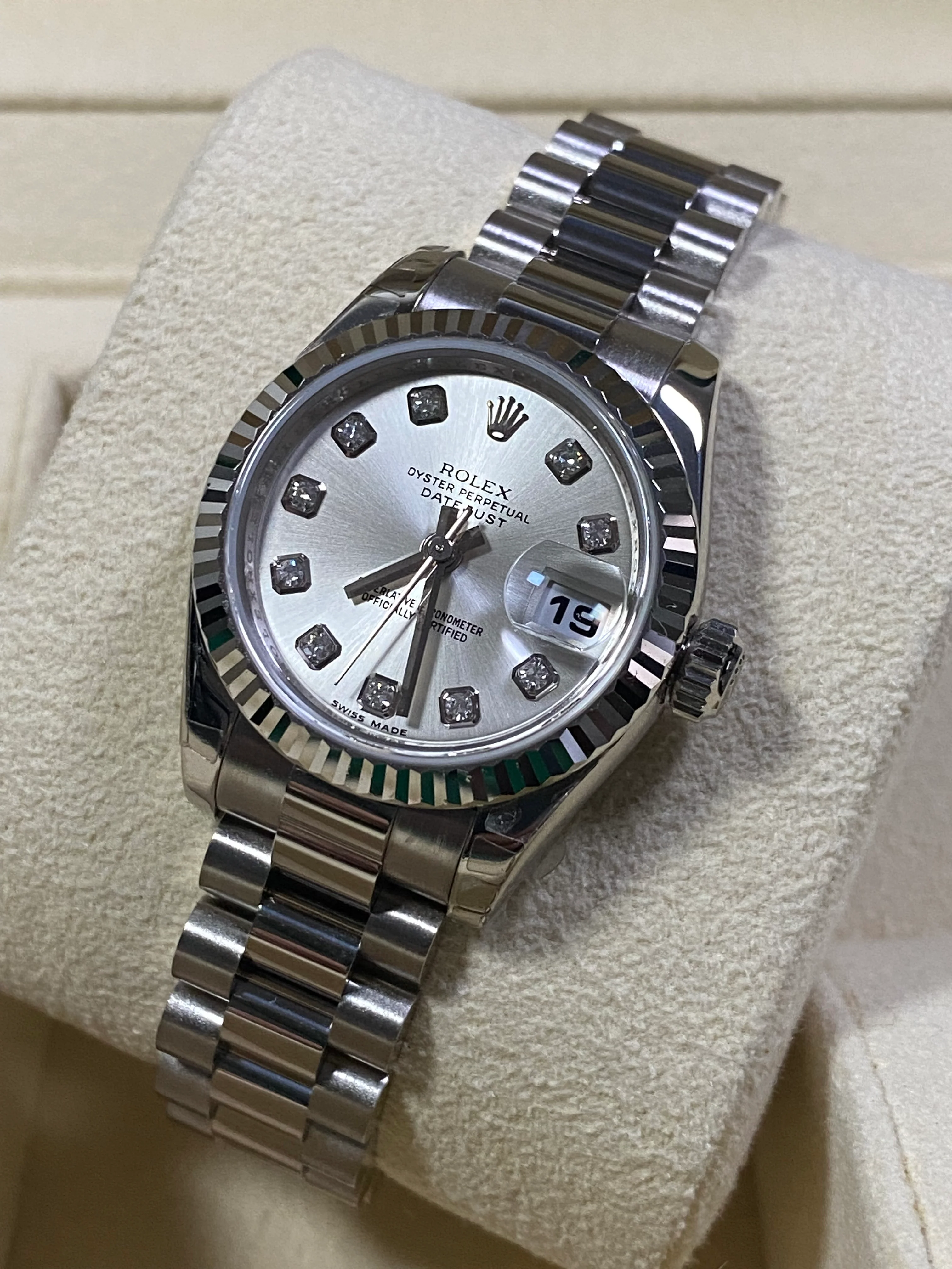 Rolex White Gold Lady-Datejust 26 - Fluted Bezel - Silver Diamond Dial - President Bracelet - 179179