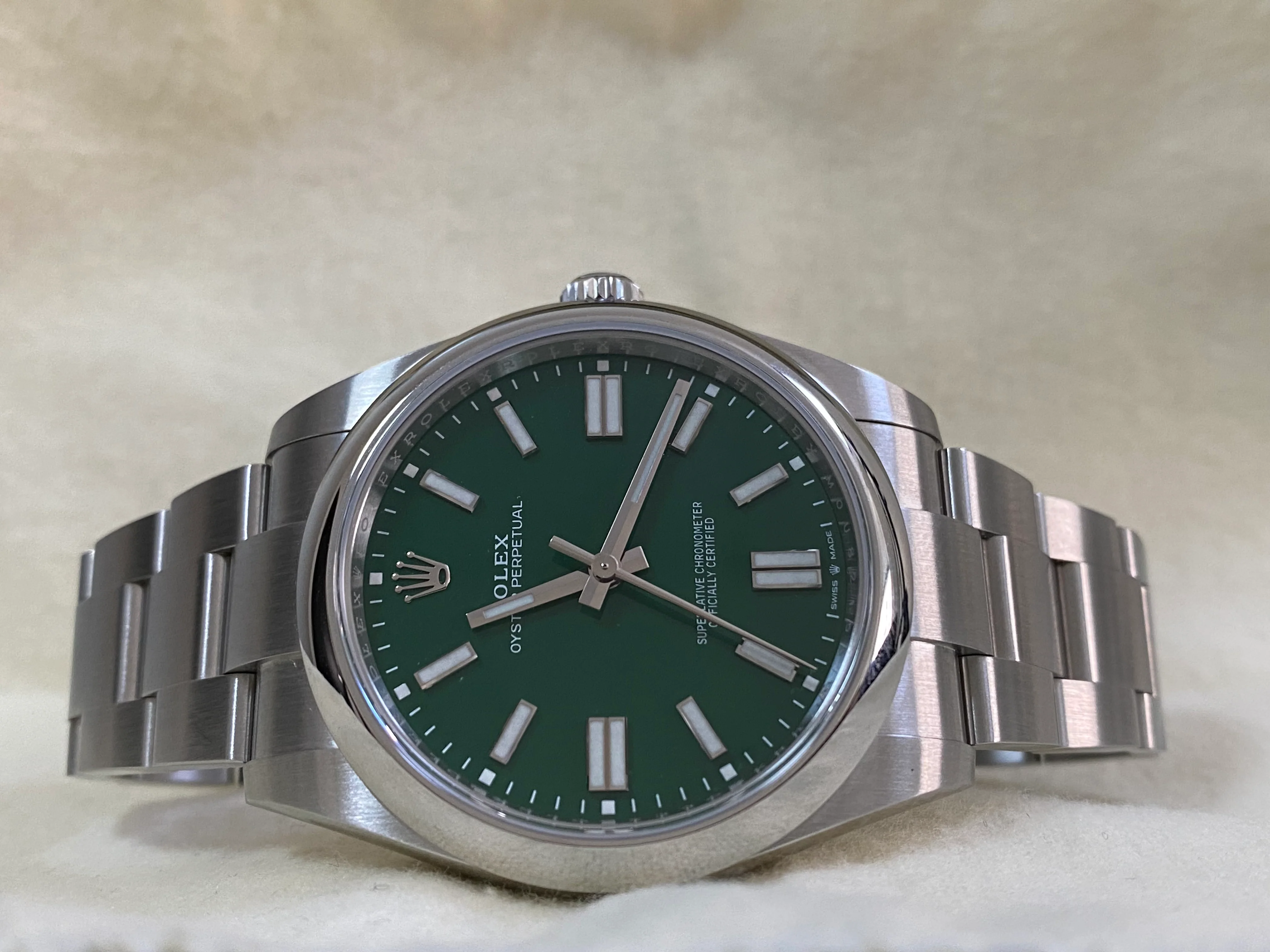 Rolex Oyster Perpetual 41 - 2024 - Domed Bezel - Green Index Dial - Oyster Bracelet - 124300 *COMPLETE SET*
