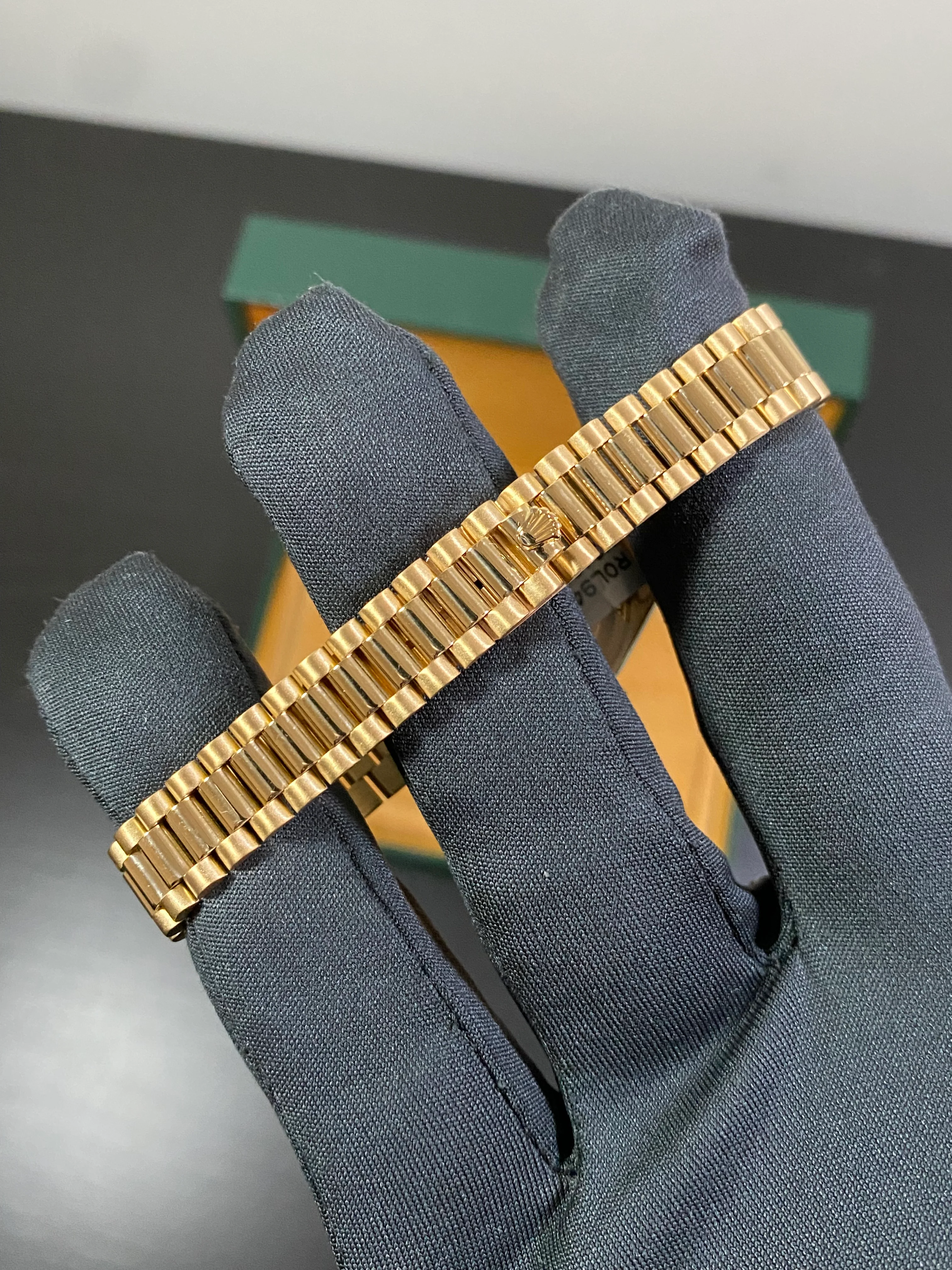 Rolex Yellow Gold Lady-Datejust 26 - W Serial - Fluted Bezel - Champagne Index Dial - President Bracelet - 69178