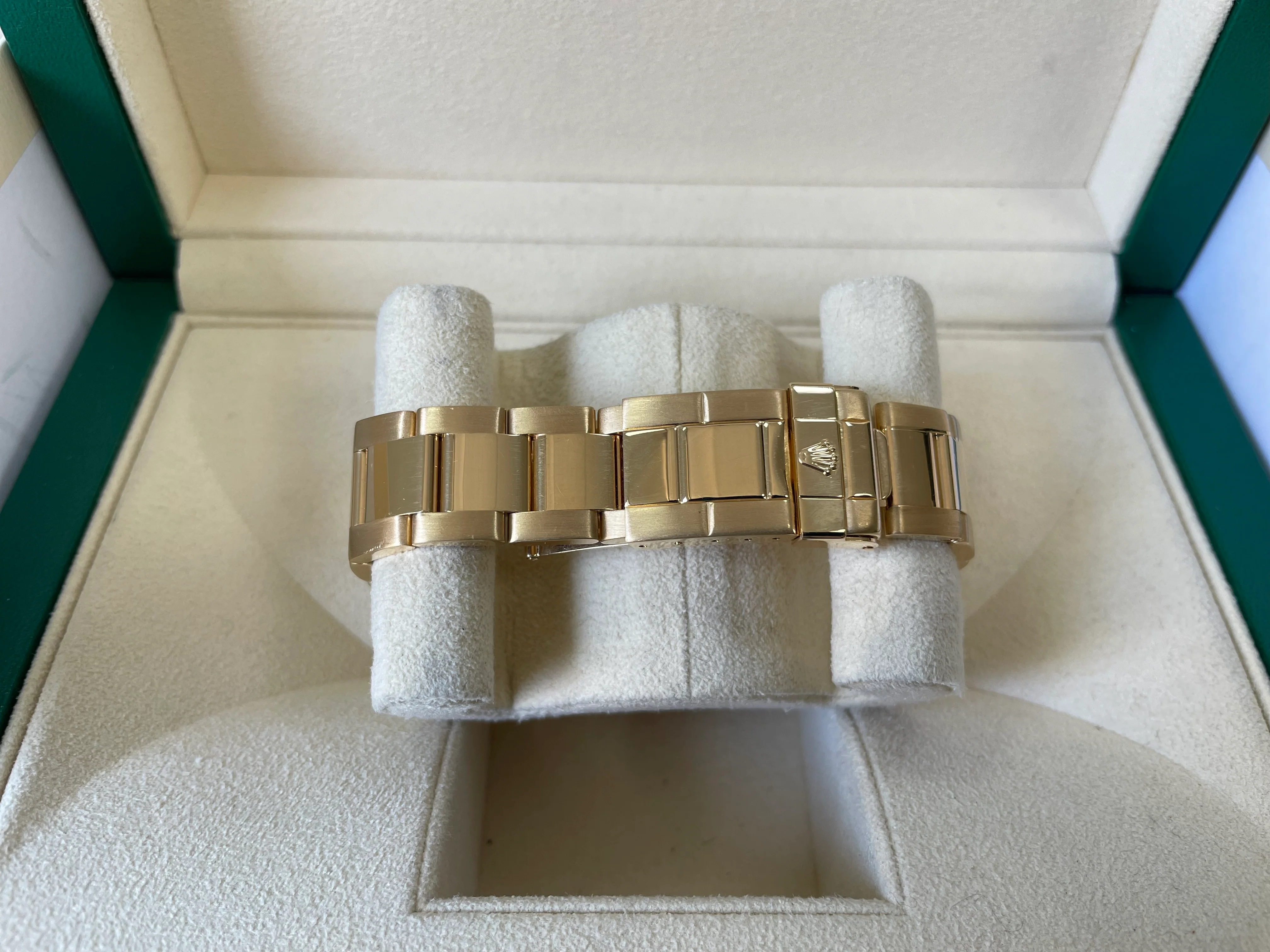 Rolex Yellow Gold Yacht-Master 40 - White Dial - 16628