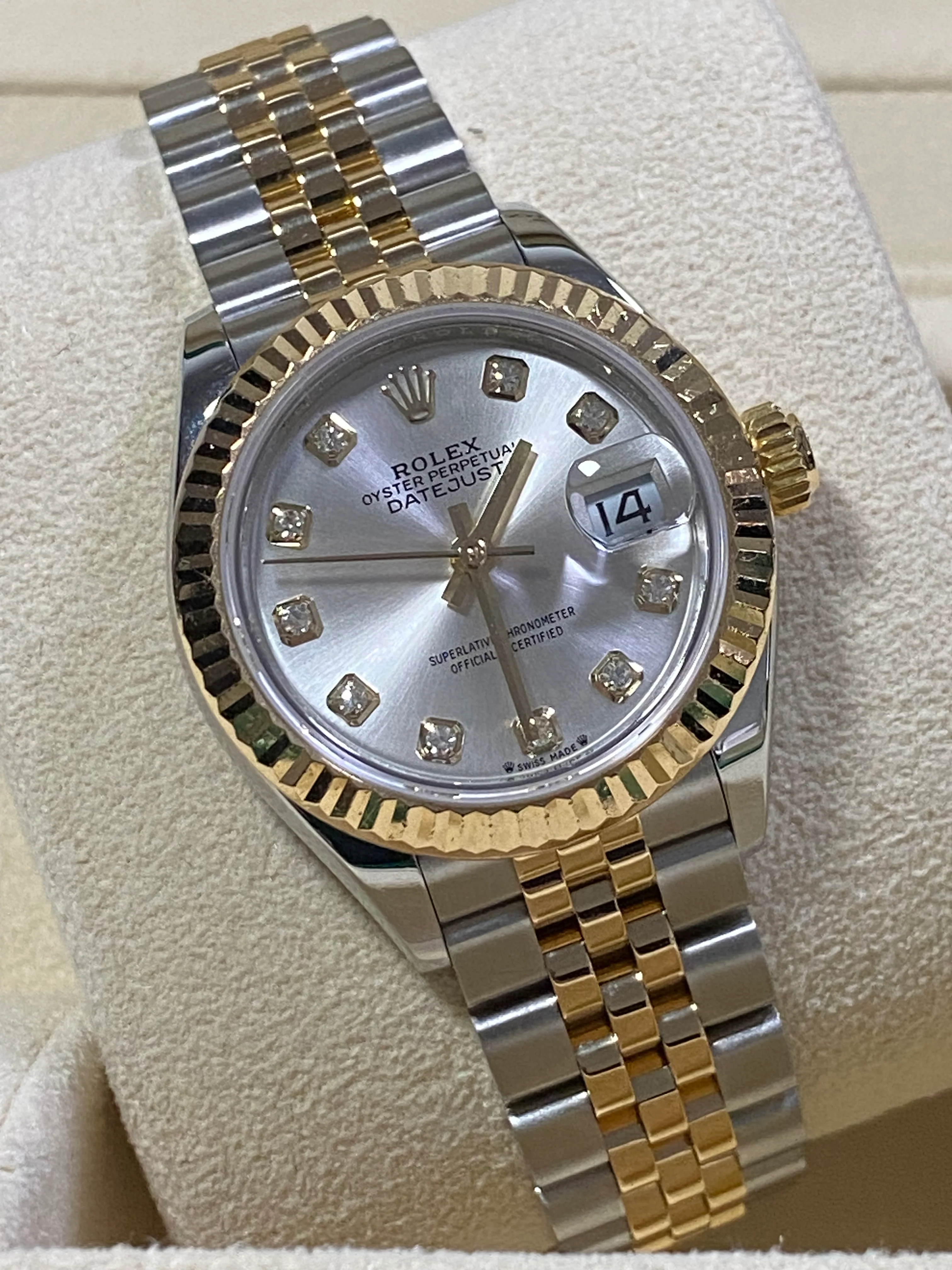 Rolex Steel and Yellow Gold Lady-Datejust 28 - 2020 - Fluted Bezel - Silver Diamond Dial - Jubilee Bracelet - 279173