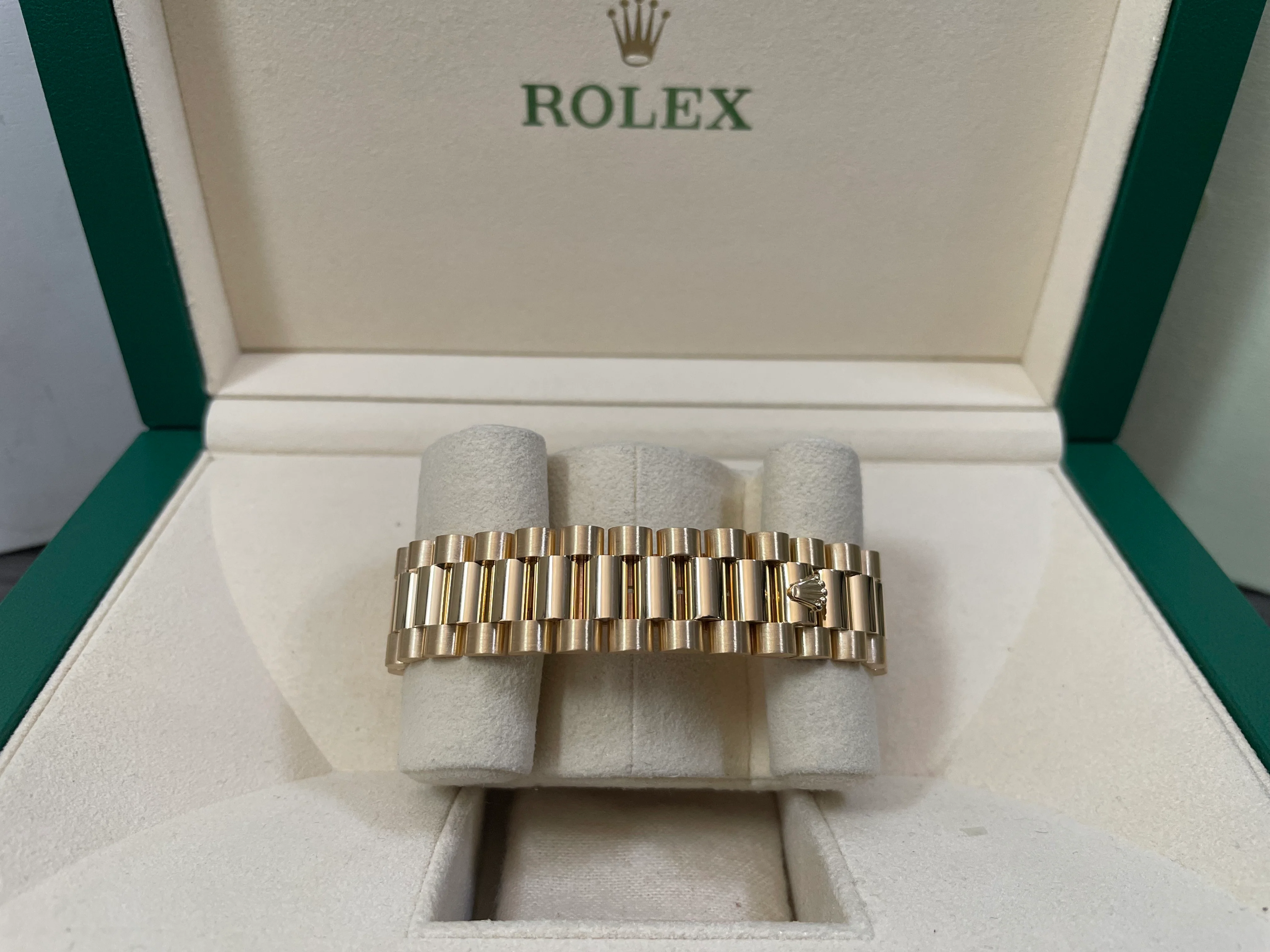 Rolex Yellow Gold Day-Date 36 - Fluted Bezel - Factory Blue Vignette Diamond Dial - President Bracelet - 18238