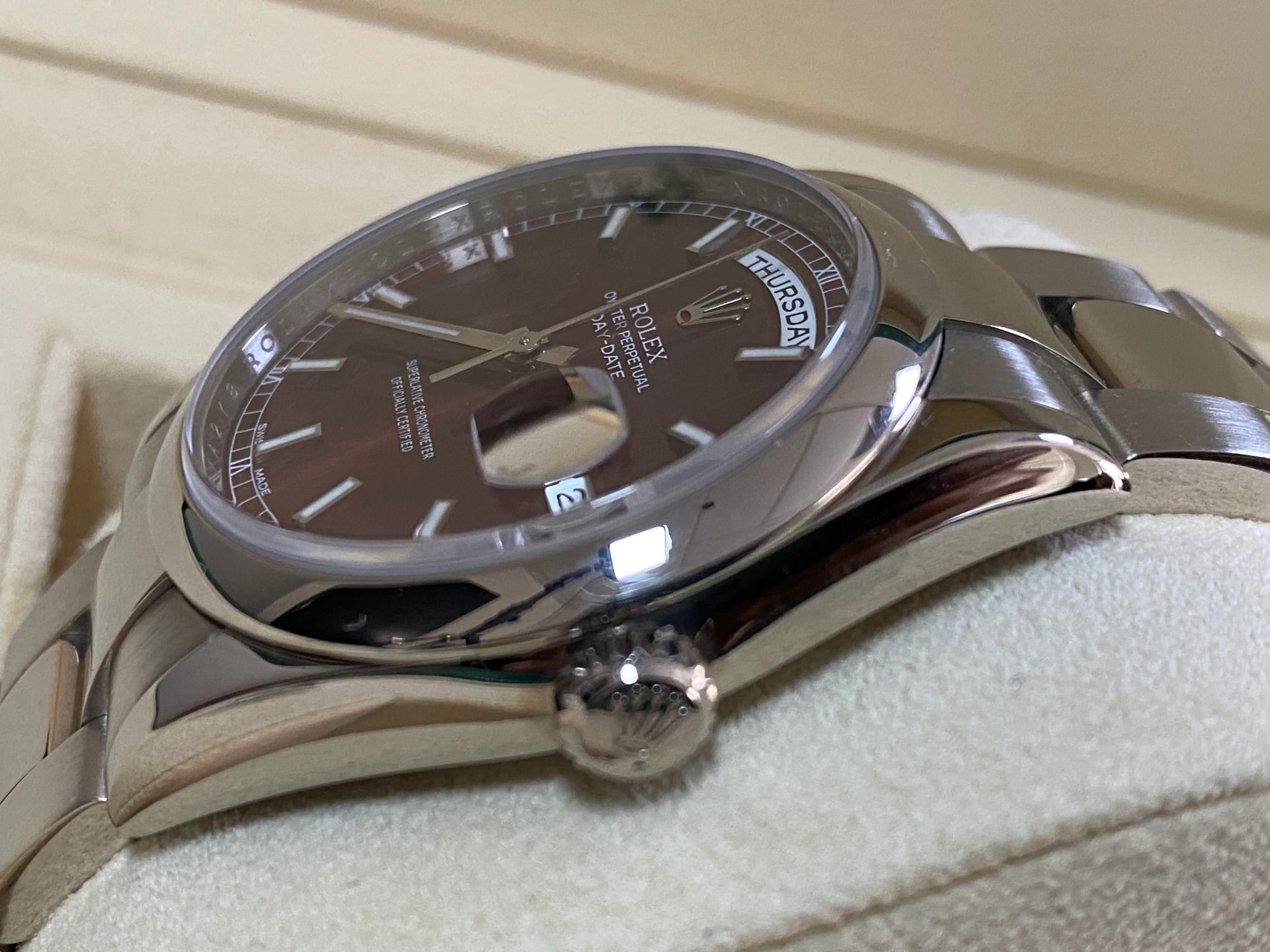 Rolex White Gold Day-Date 36 - 2016 - Domed Bezel - Rare Factory Cherry Dial - Oyster Bracelet - 118209 *COLLECTORS GRADE*