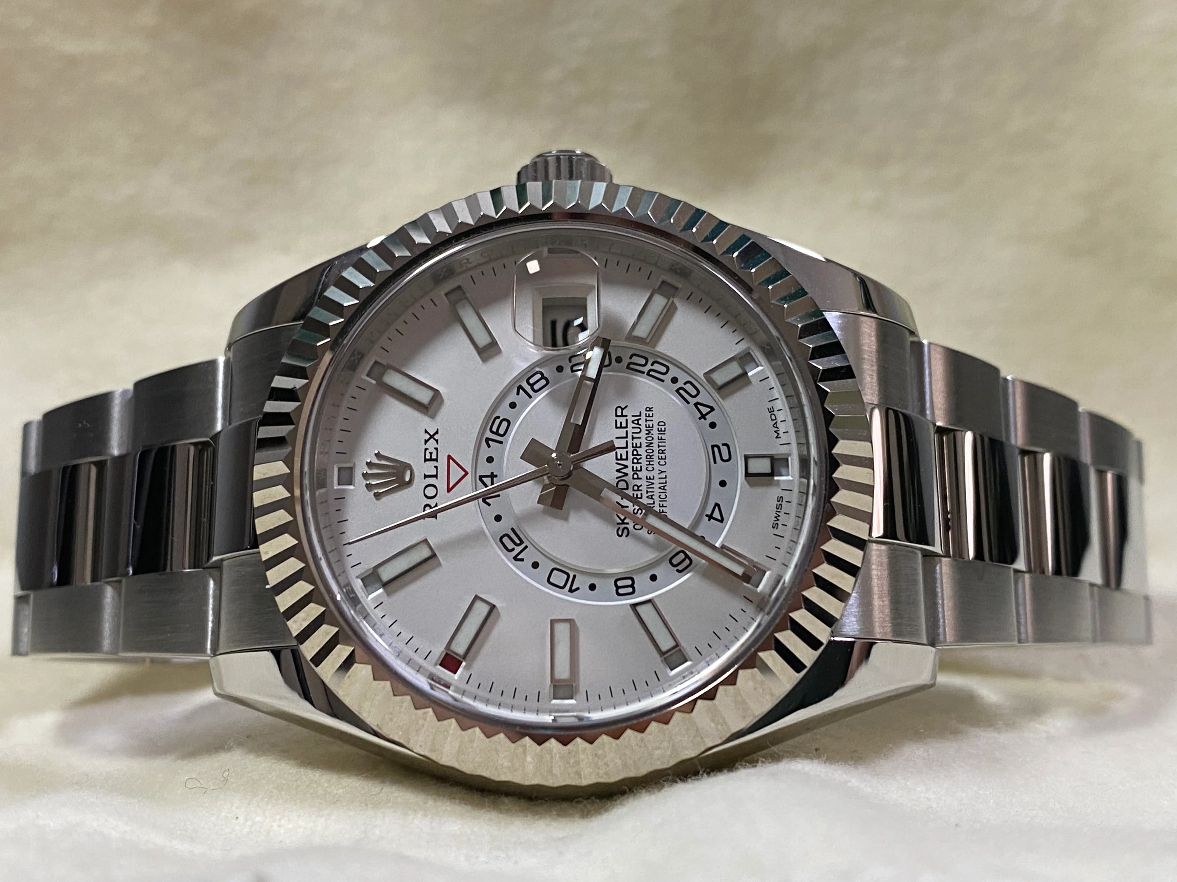 Rolex White Rolesor Sky-Dweller - 2021 - White Index Dial - Oyster Bracelet - 326934