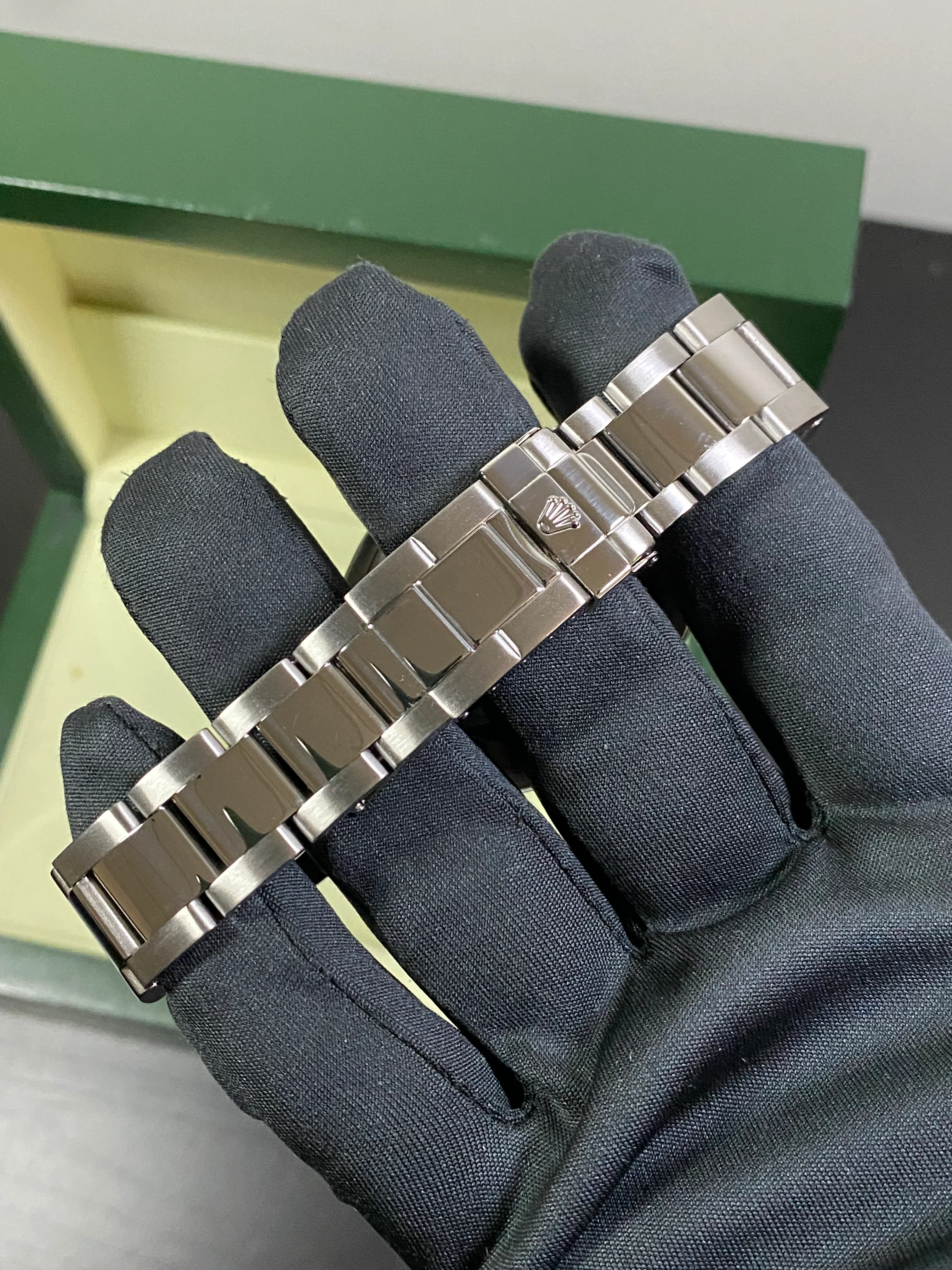 Rolex Steel Yacht-Master 40 - Z Serial - Silver Dial - 16622 COMPLETE SET