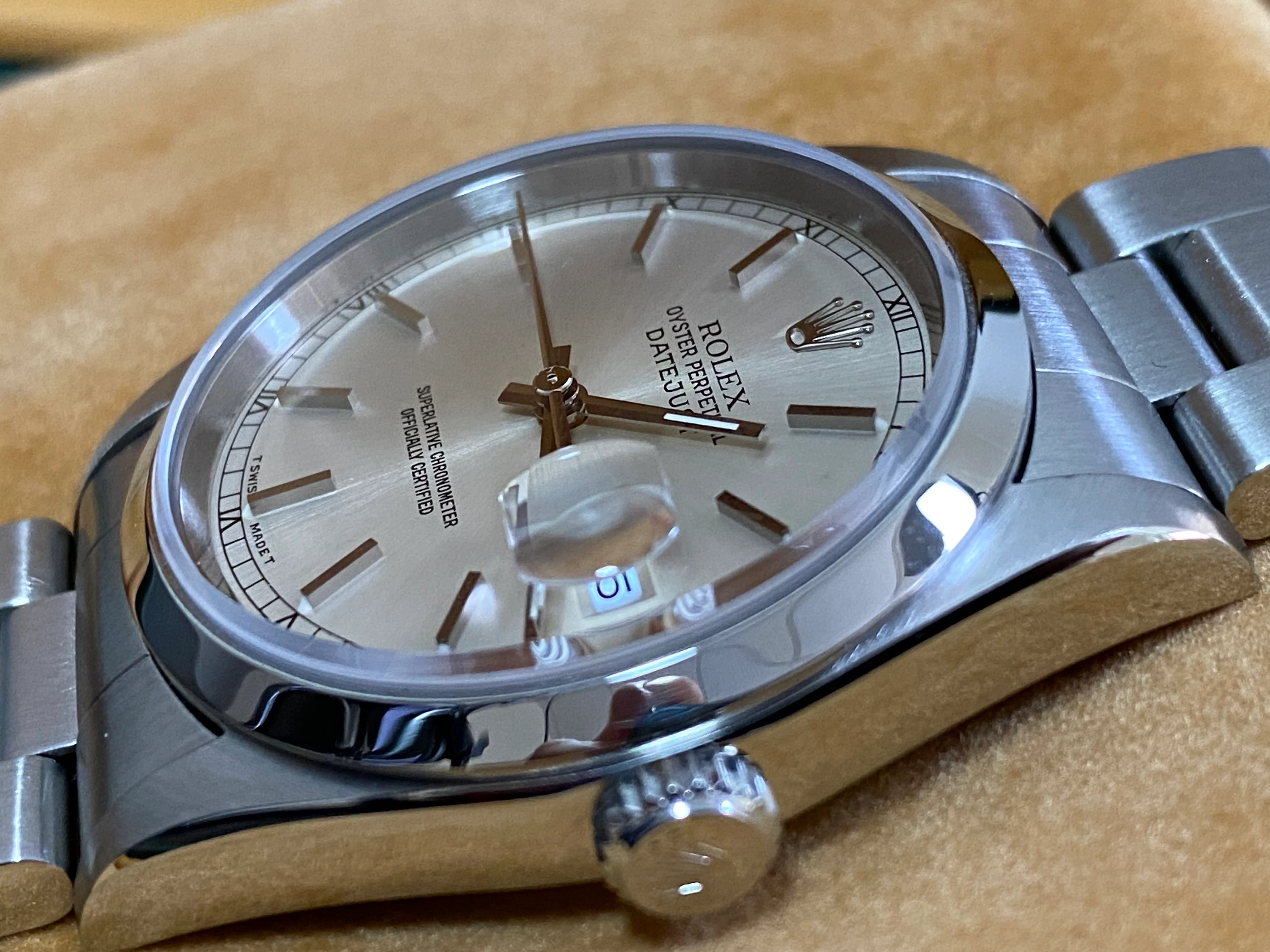 Rolex Steel Datejust 36 - U Serial - Smooth Bezel - Silver Index Dial - Oyster Bracelet - 16200