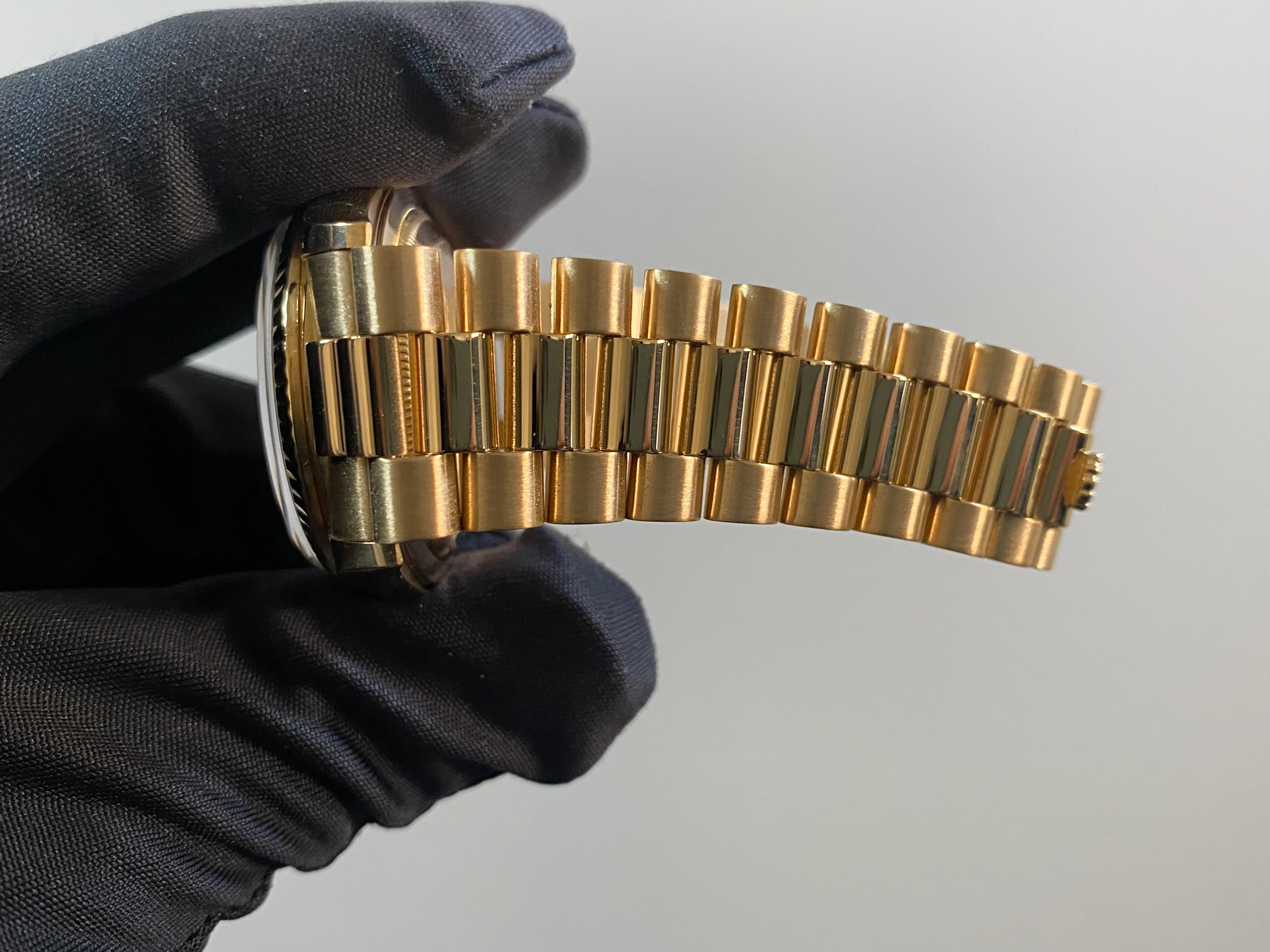Rolex Yellow Gold Day-Date 36 - L Serial - Fluted Bezel - Champagne Index Dial - President Bracelet - 18238