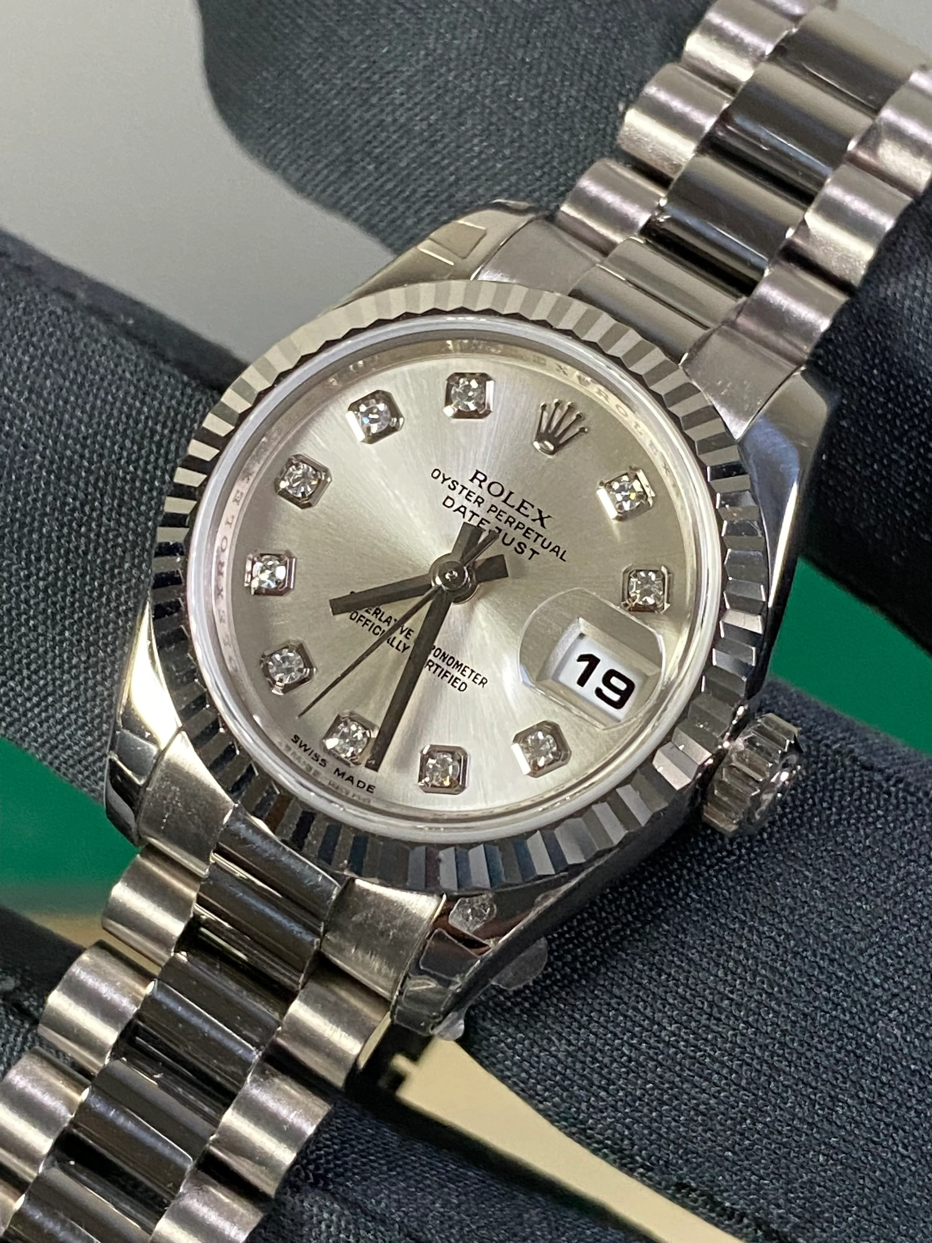 Rolex White Gold Lady-Datejust 26 - Fluted Bezel - Silver Diamond Dial - President Bracelet - 179179