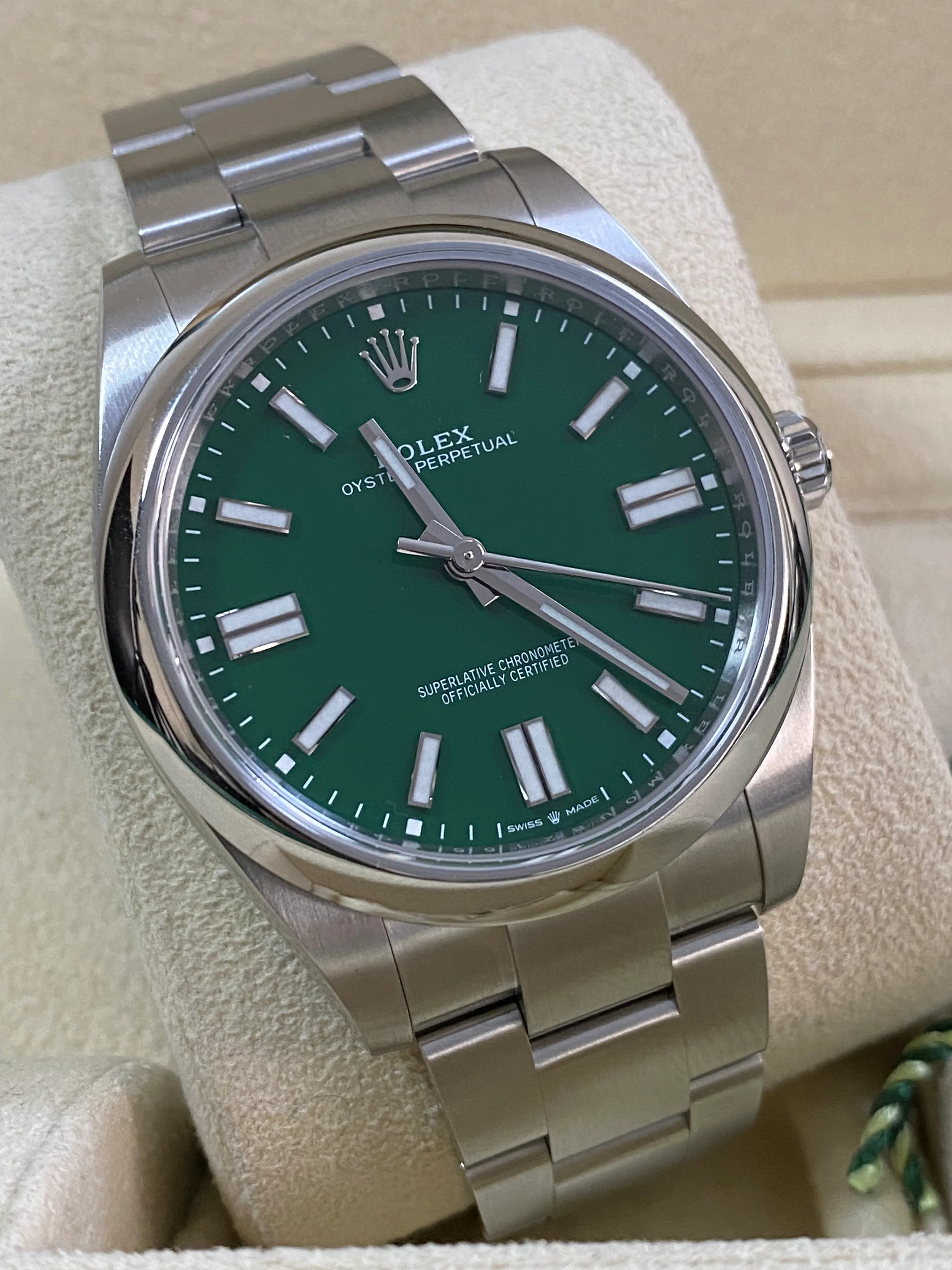 Rolex Oyster Perpetual 41 - 2024 - Domed Bezel - Green Index Dial - Oyster Bracelet - 124300 *COMPLETE SET*