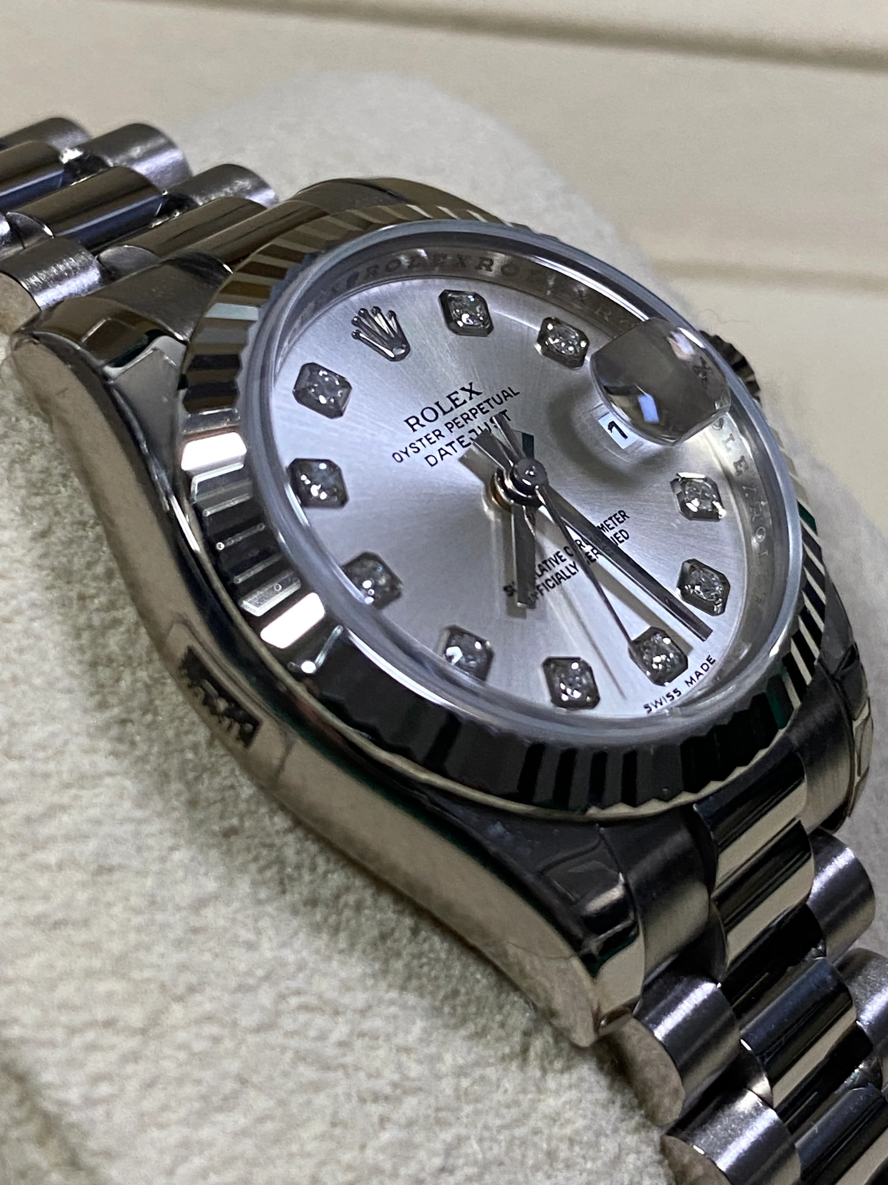 Rolex White Gold Lady-Datejust 26 - Fluted Bezel - Silver Diamond Dial - President Bracelet - 179179