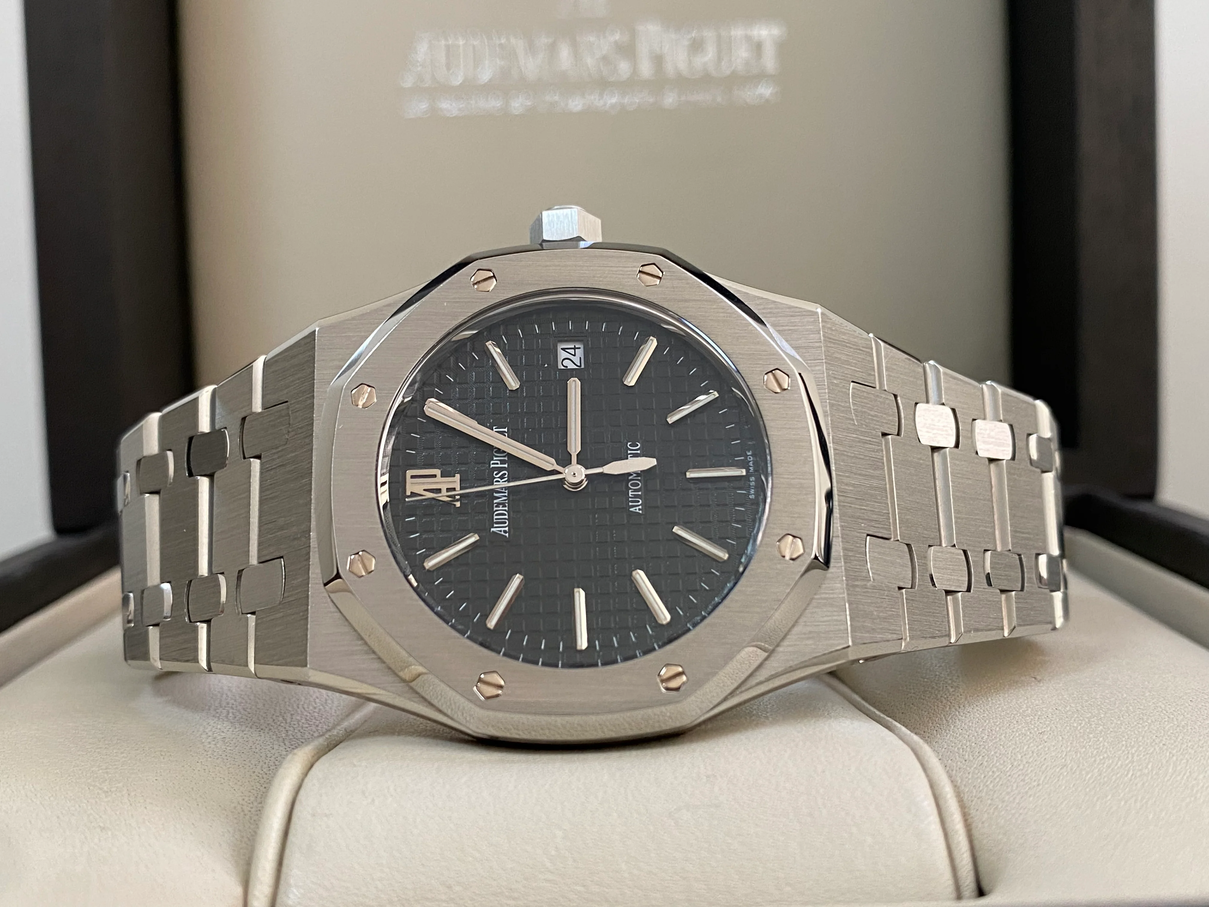 Audemars Piguet Royal Oak- 39mm - Self Winding - Black Dial - 15300ST.00.1220ST.03 *FULL SET*