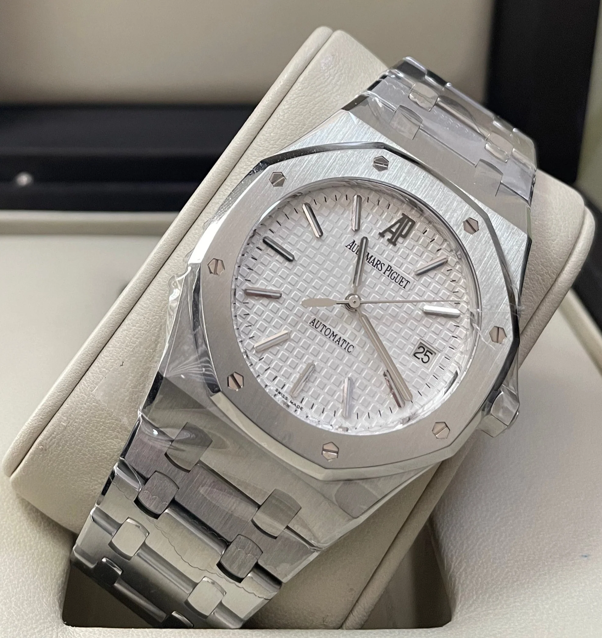 Audemars Piguet Royal Oak- 39mm - Self Winding - White Dial - 15300ST.00.1220ST.01