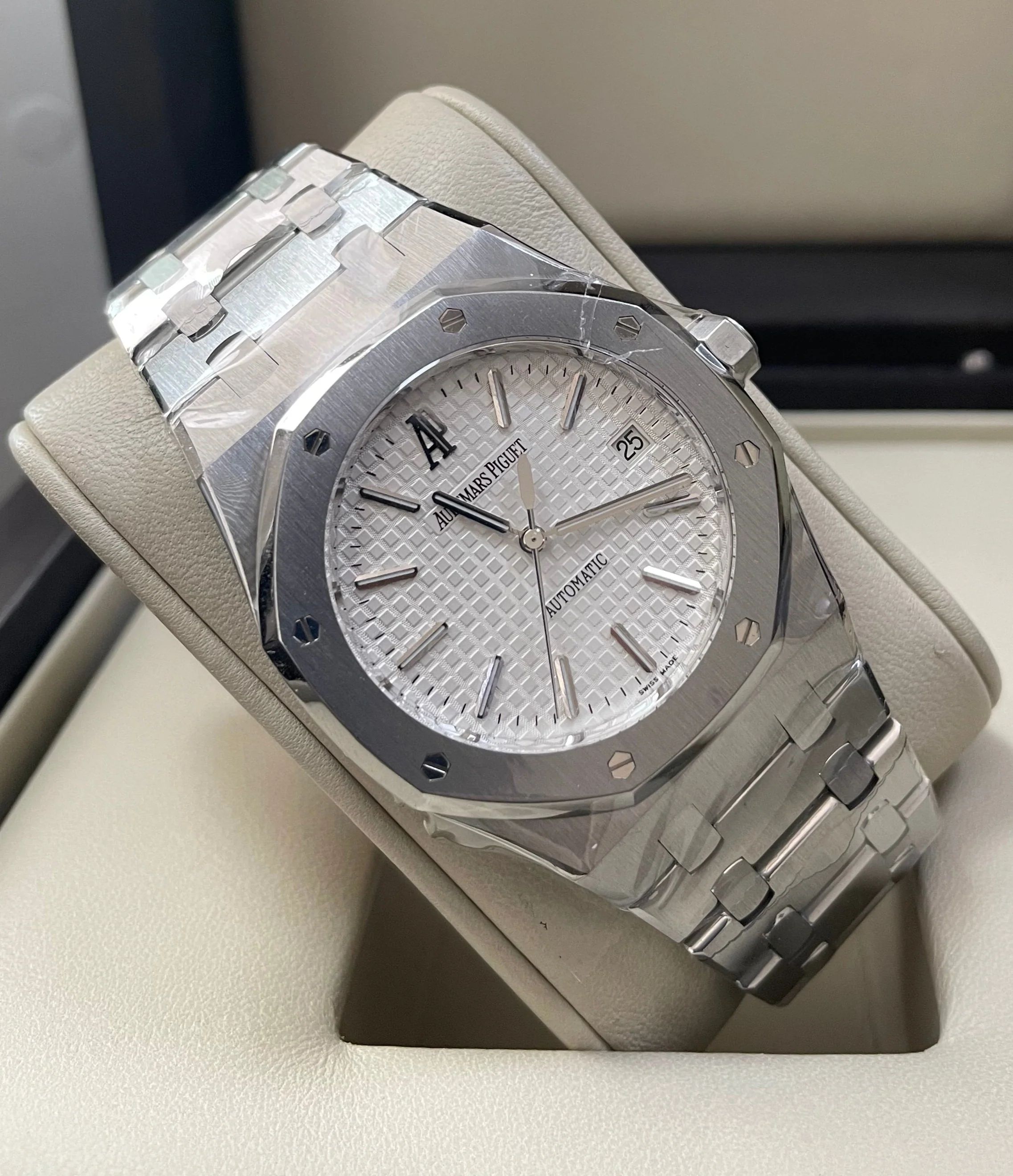 Audemars Piguet Royal Oak- 39mm - Self Winding - White Dial - 15300ST.00.1220ST.01
