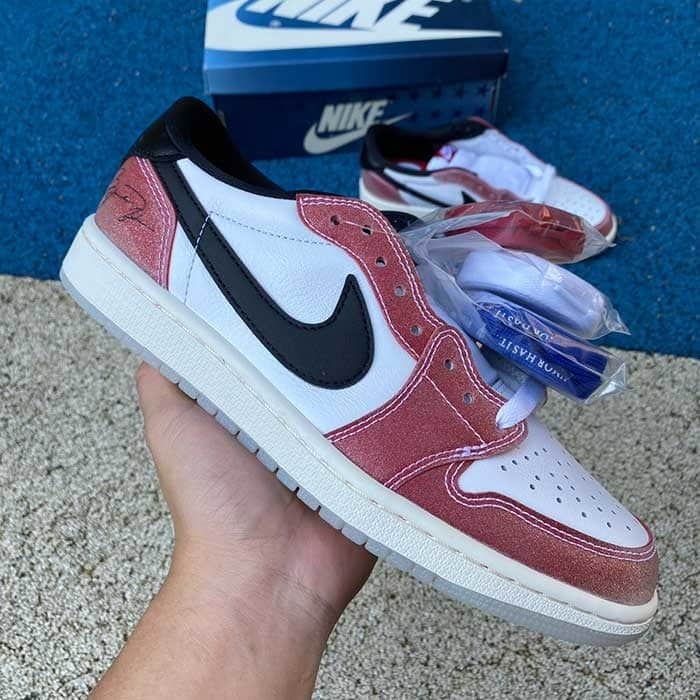 TROPHY ROOM X JORDAN 1 RETRO LOW OG SP ' CHICAGO '