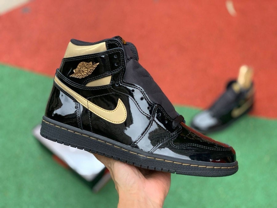 Jordan 1 Retro High OG ' Black Metallic Gold '