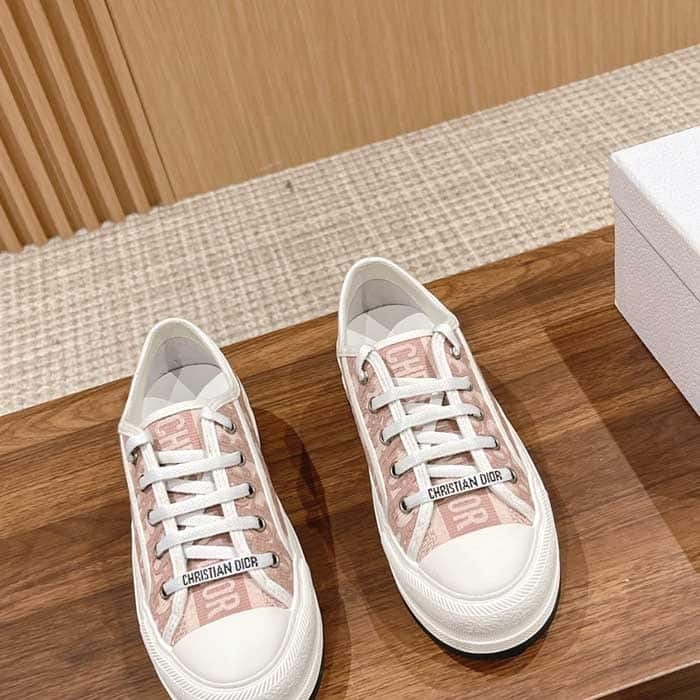 Wmns Walk ' N ' Low Top Platform Sneaker