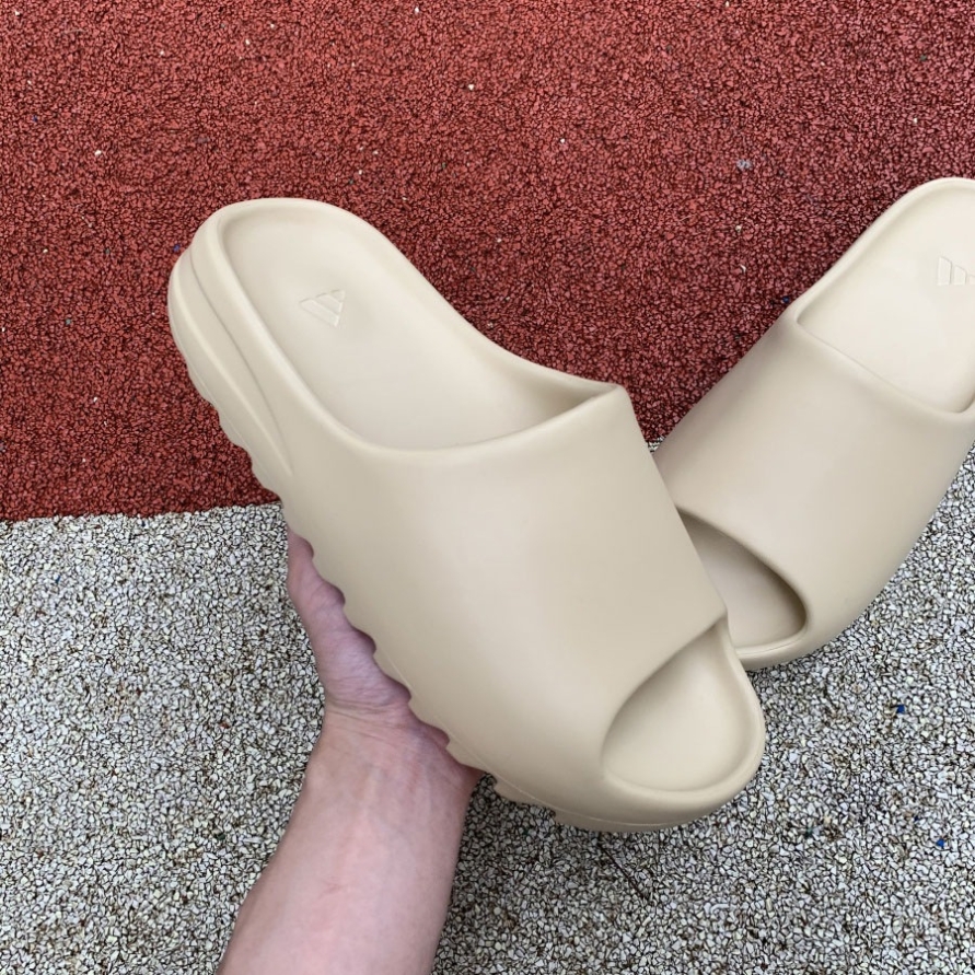 Yeezy Slides ' Desert Sand '