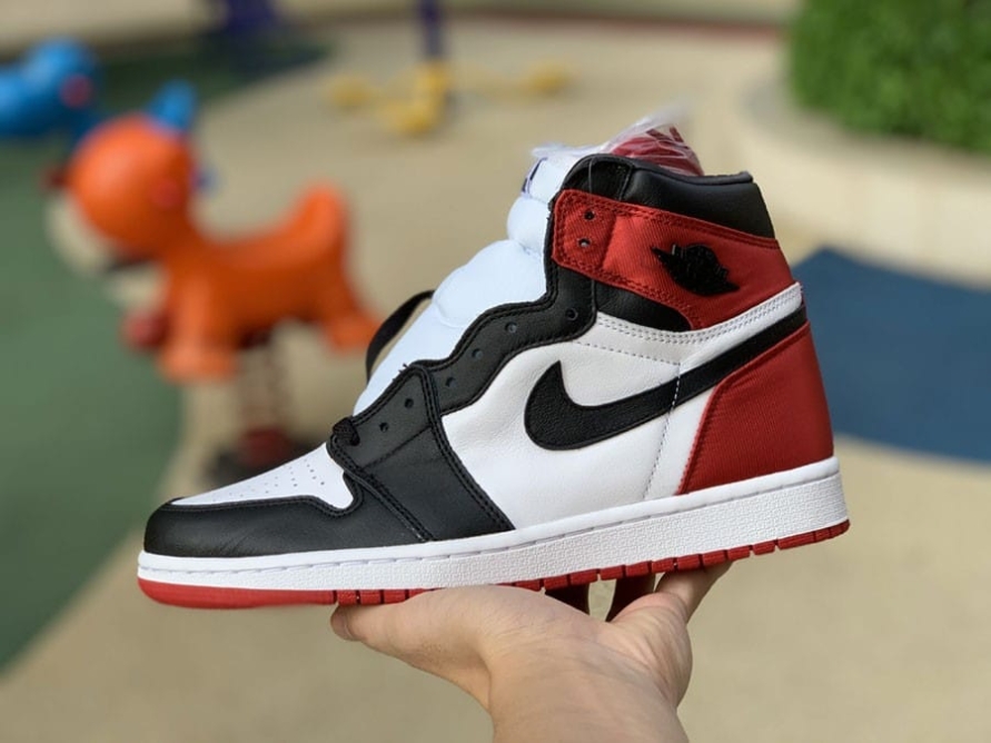 Jordan 1 Retro High ' Satin Black Toe ' (W)