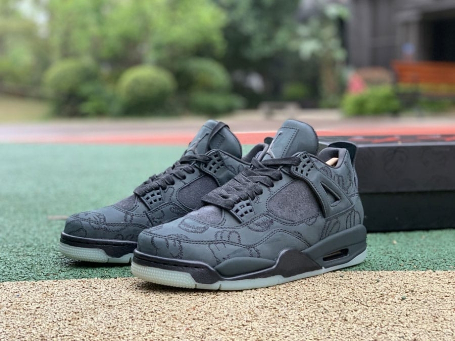 KAWS x Jordan 4 Retro ' Black '