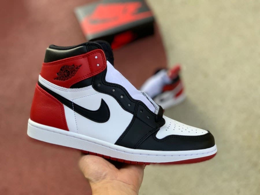 Jordan 1 Retro High OG ' Black Toe '