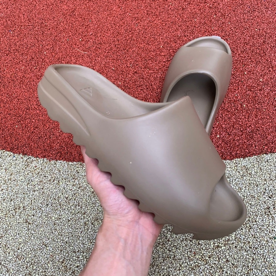 Yeezy Slides ' Earth Brown '
