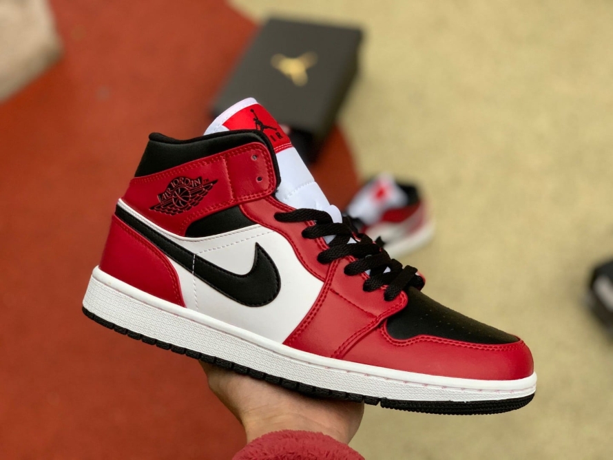 Jordan 1 Mid ' Chicago Black Toe '
