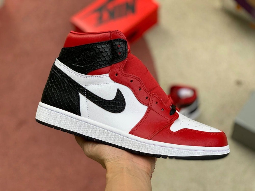Jordan 1 Retro High OG ' Satin Red ' (W)