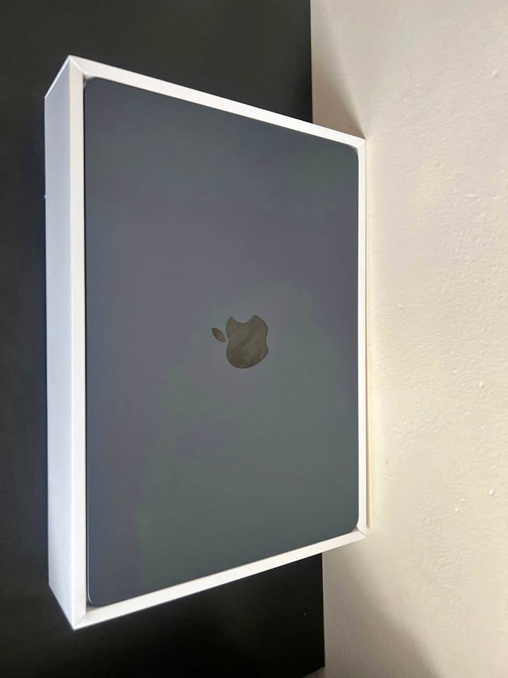 Apple 2024 MacBook Air 13-inch Laptop with M3 chip: 13.6-inch Liquid Retina Display