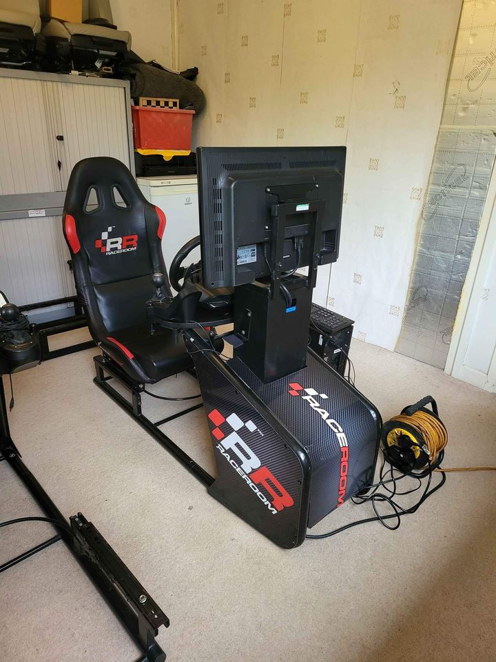 Race Room Driving Simulator + LOGITECH WHEEL + GAMING PC + MONITOR