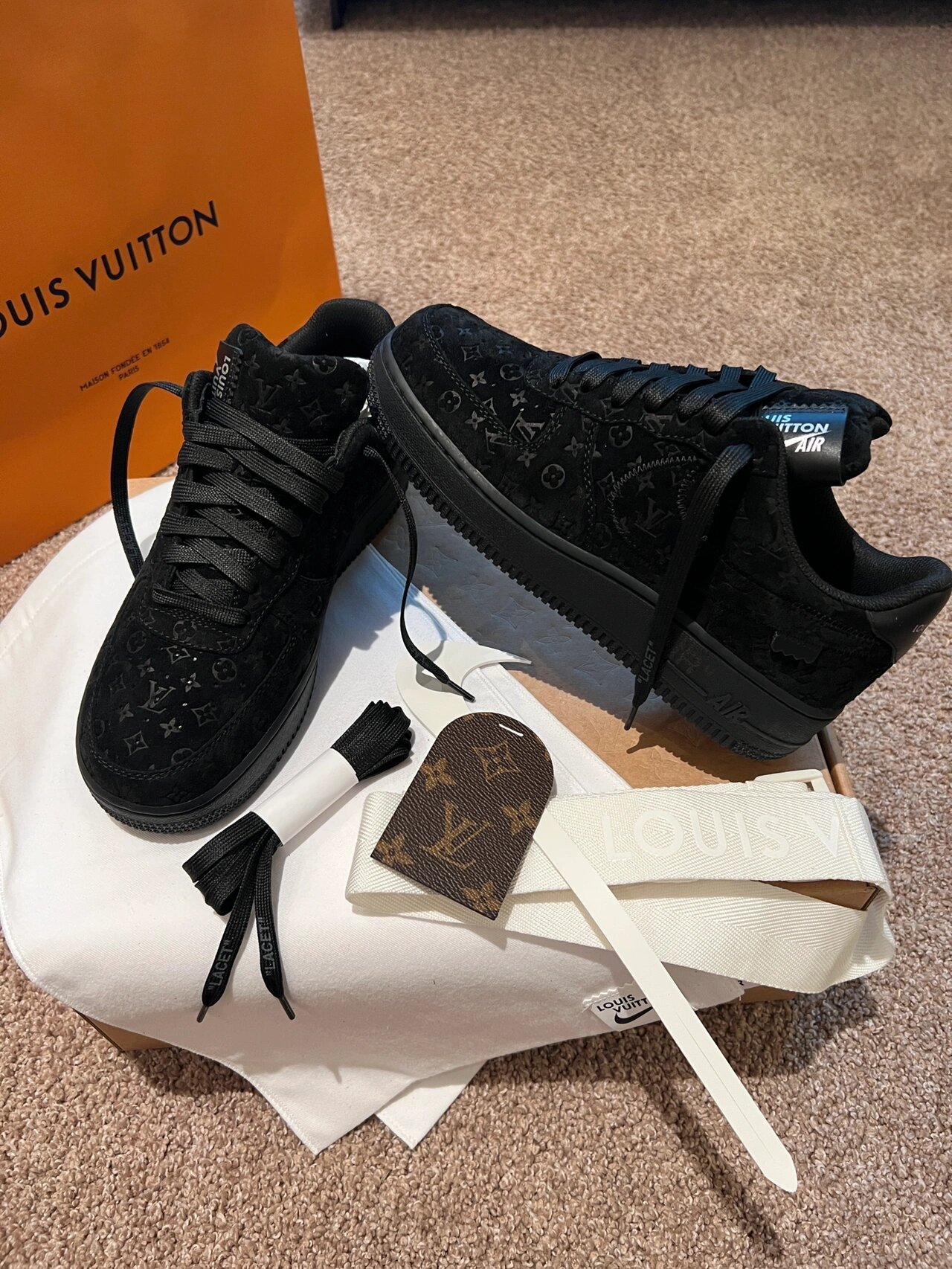 【Louis Vuitton x Nike】コラボ Air Force 1 Low & Pilot Case Black【日本未入荷】超入手困難