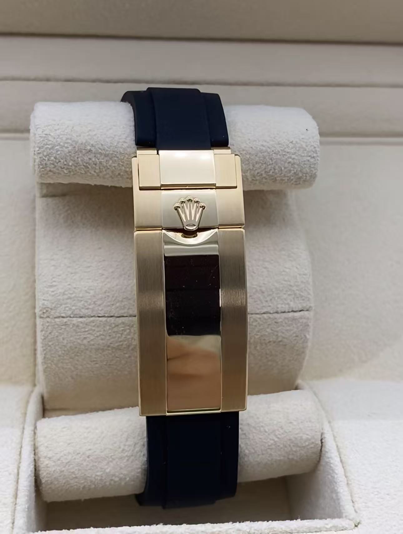 Rolex Yacht Master 18k Yellow Gold Super CloneSwiss Replica Watch OysterFlex Rubber Strap Ref 226658-3235 Swiss Movement - SuperClonesRolex