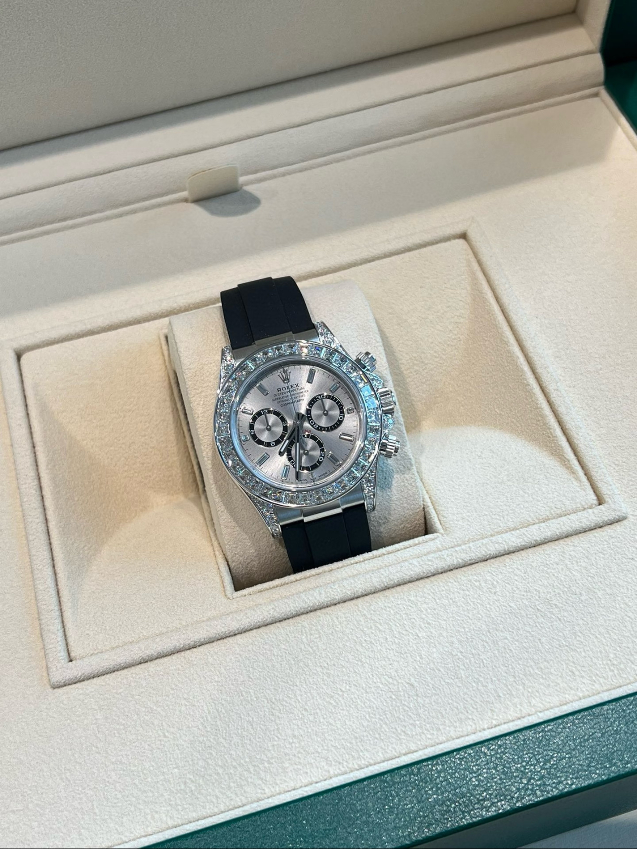 Rolex Daytona 40mm Super Clone Swiss Watch White Gold Diamond Bezel Oysterflex Strap Diamond Paved Dial Ref M126539TBR-0002 4131 Swiss Movement - SuperClonesRolex