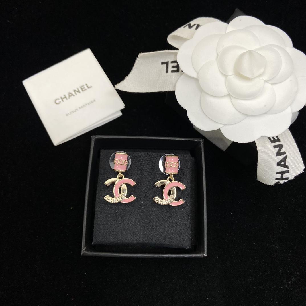 Chanel double C pink enamel earrings 💗 full of girlishness 🎀 sweet with eyes closed