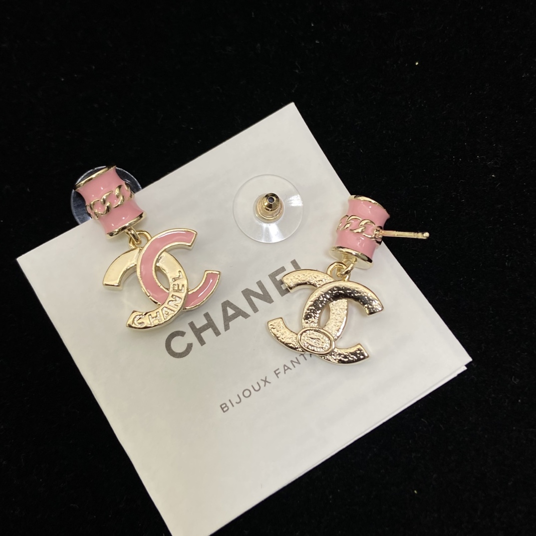 Chanel double C pink enamel earrings 💗 full of girlishness 🎀 sweet with eyes closed