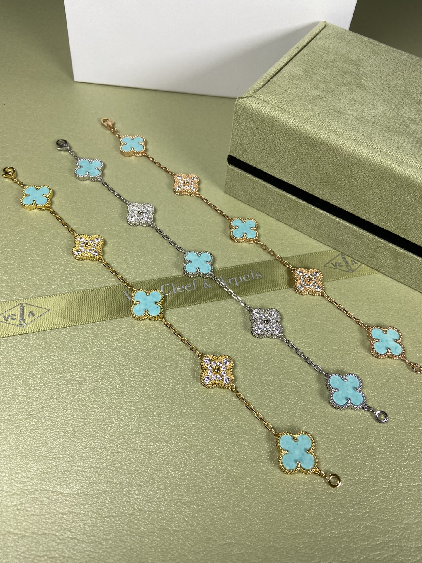 Van Cleef & Arpels four-leaf turquoise（Mint Blue) clover bracelet