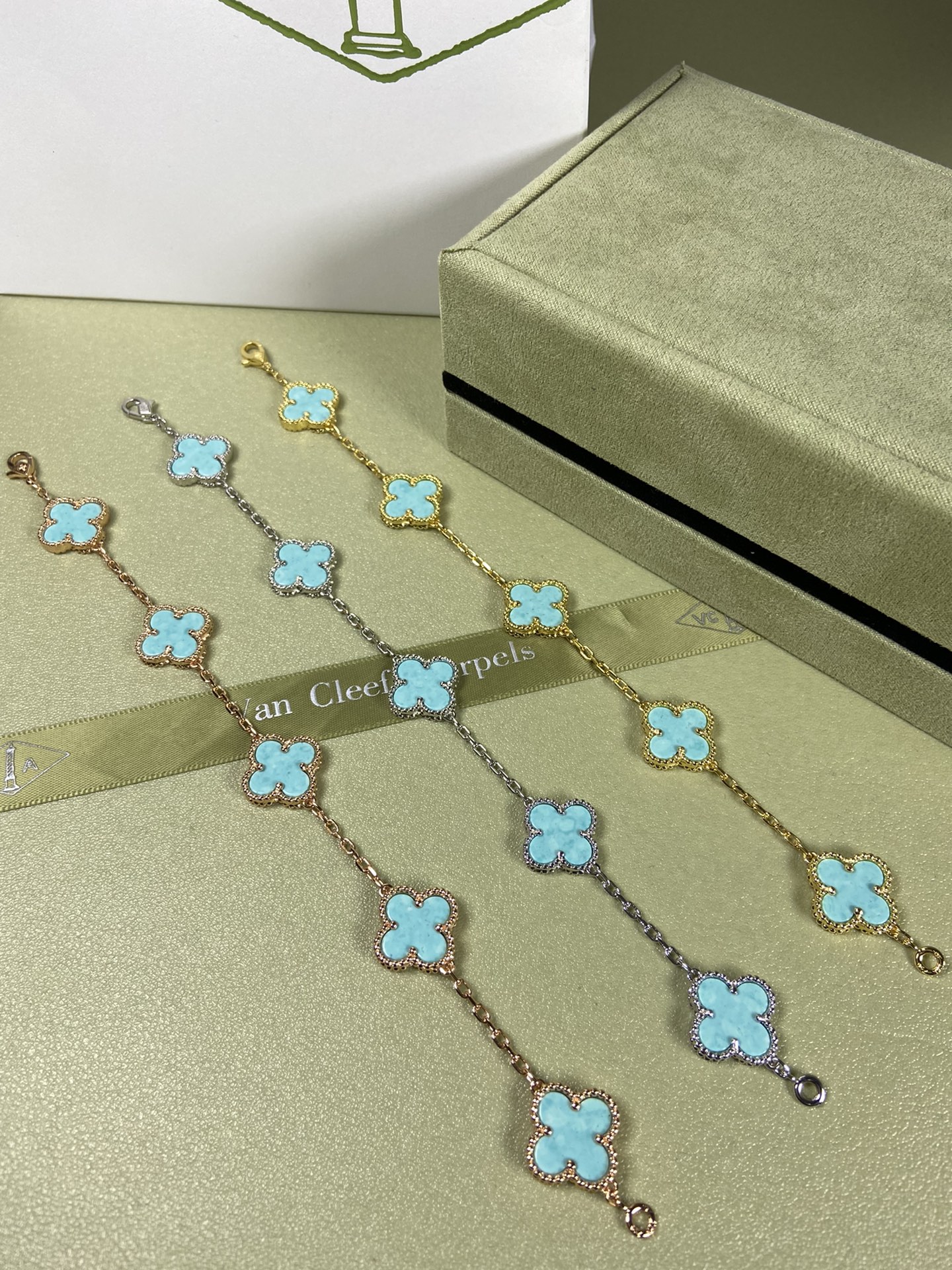 Van Cleef & Arpels four-leaf turquoise（Mint Blue) clover bracelet